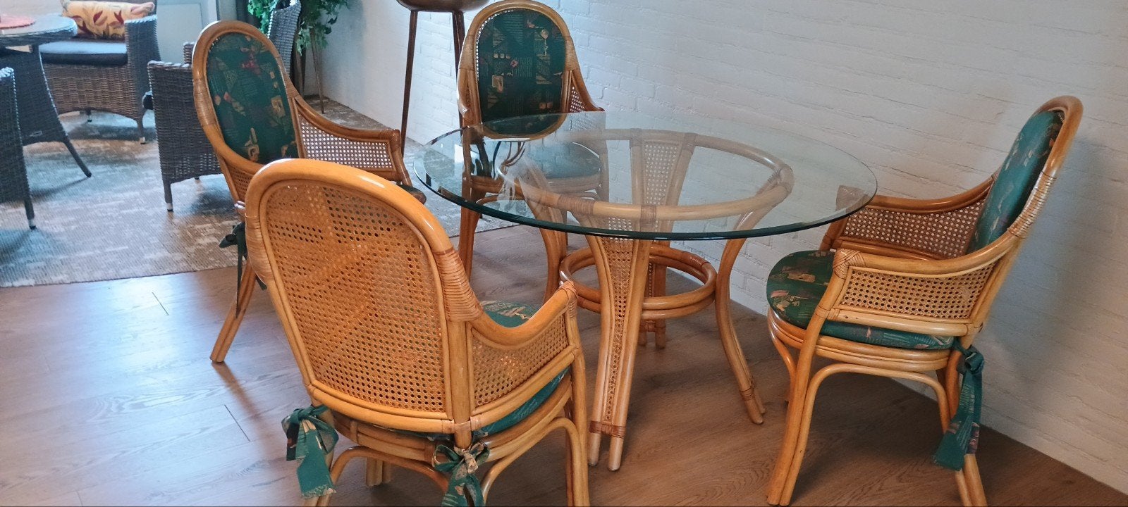 Rotan eettafel met glazen blad en 4 stoelen, Huis en Inrichting, Tafels | Eettafels, Ophalen, Gebruikt, Rond, Vier personen