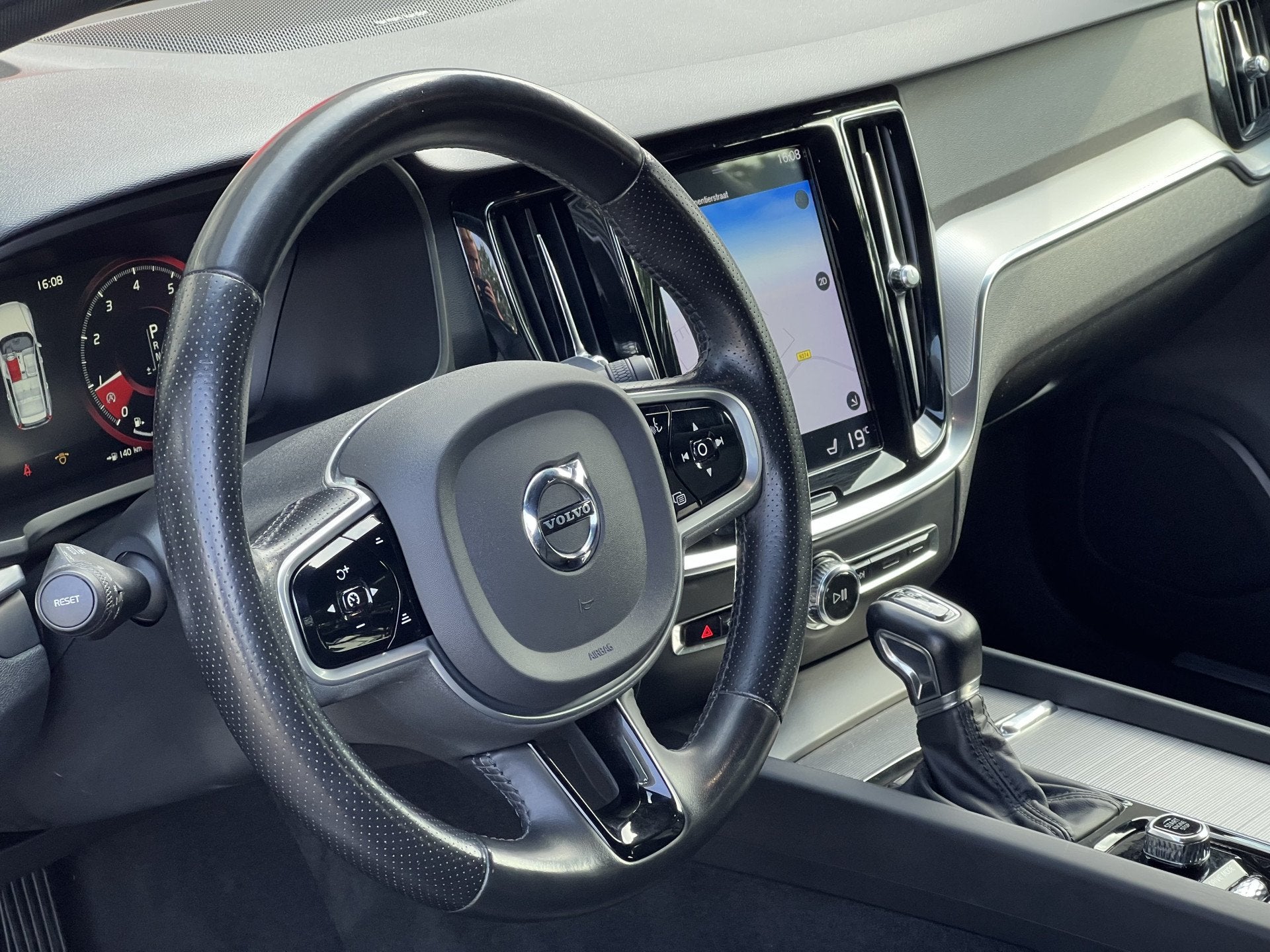 Volvo V60 2.0 T5 Inscription | Harman/Kardon | Trekhaak uitk, 15 km/l, 4 cilinders, Zwart, 93 €/maand