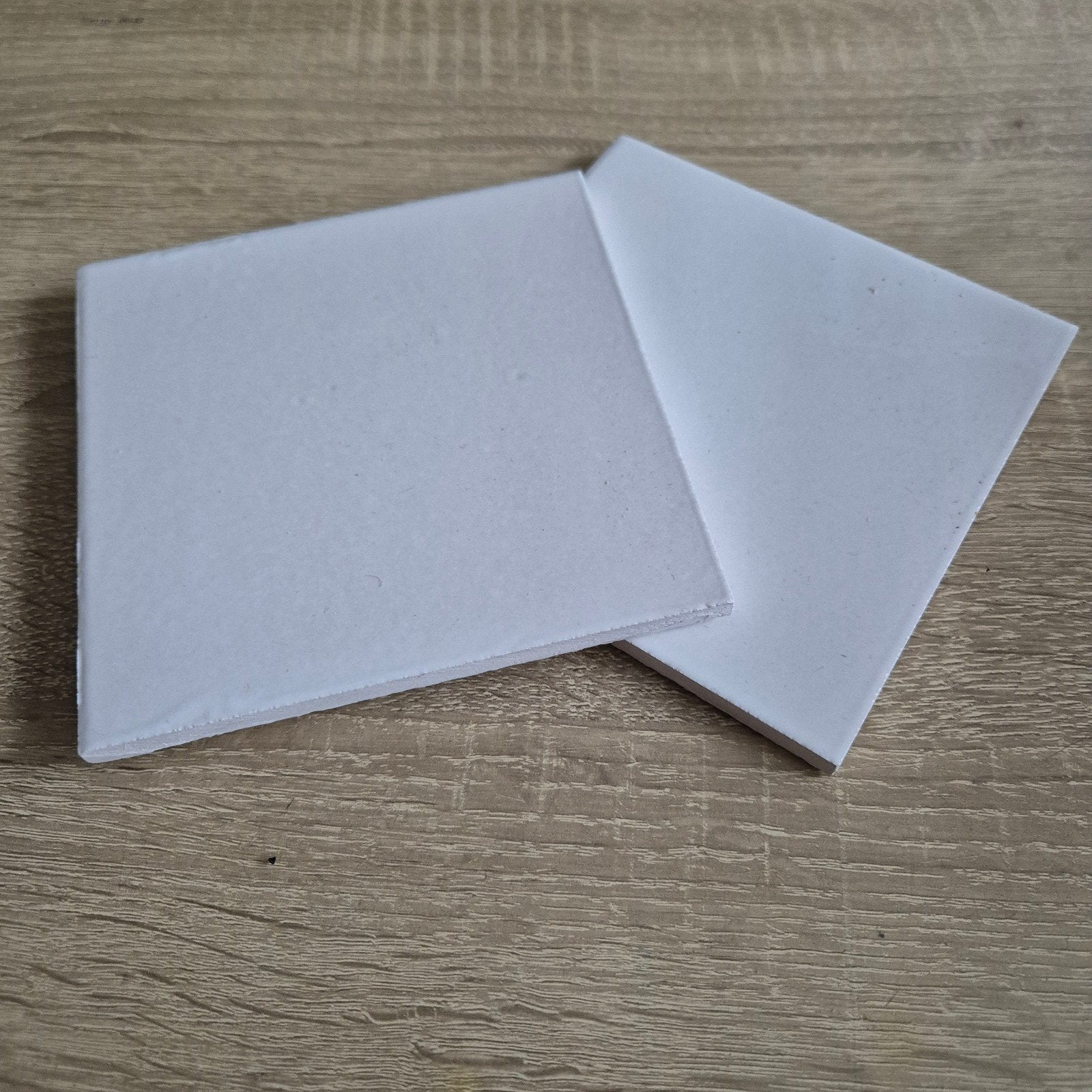 2 Witte tegeltjes in houten houdt - Nieuwstaat 12x12, Keramiek, Overige typen, Nieuw, Minder dan 20 cm