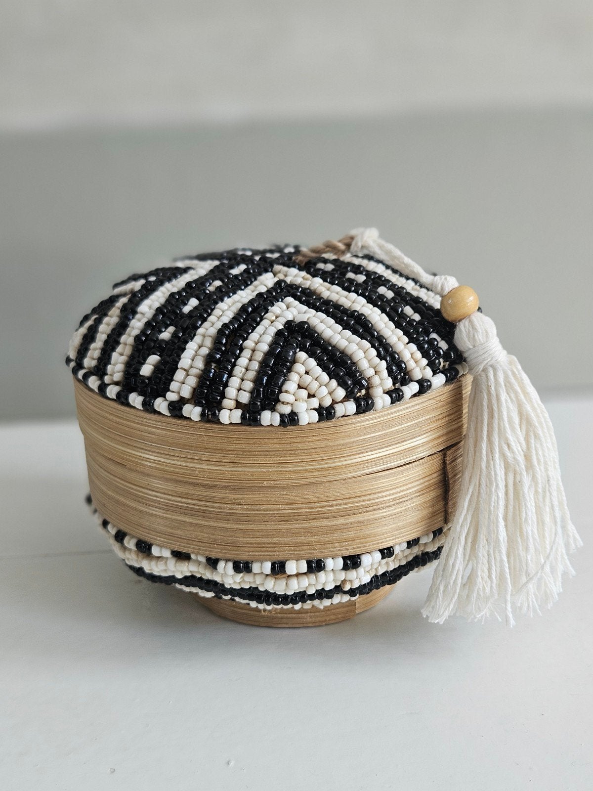 Balinees zwart/wit offermandje - kralen - Boho Ibiza, Huis en Inrichting, Woonaccessoires | Schalen en Manden, Overige materialen