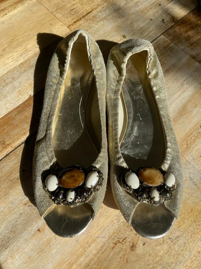 Gouden ballerina's met decoratieve stenen Lola Cruz 39, Kleding | Dames, Schoenen, Ophalen of Verzenden, Zo goed als nieuw, Overige kleuren