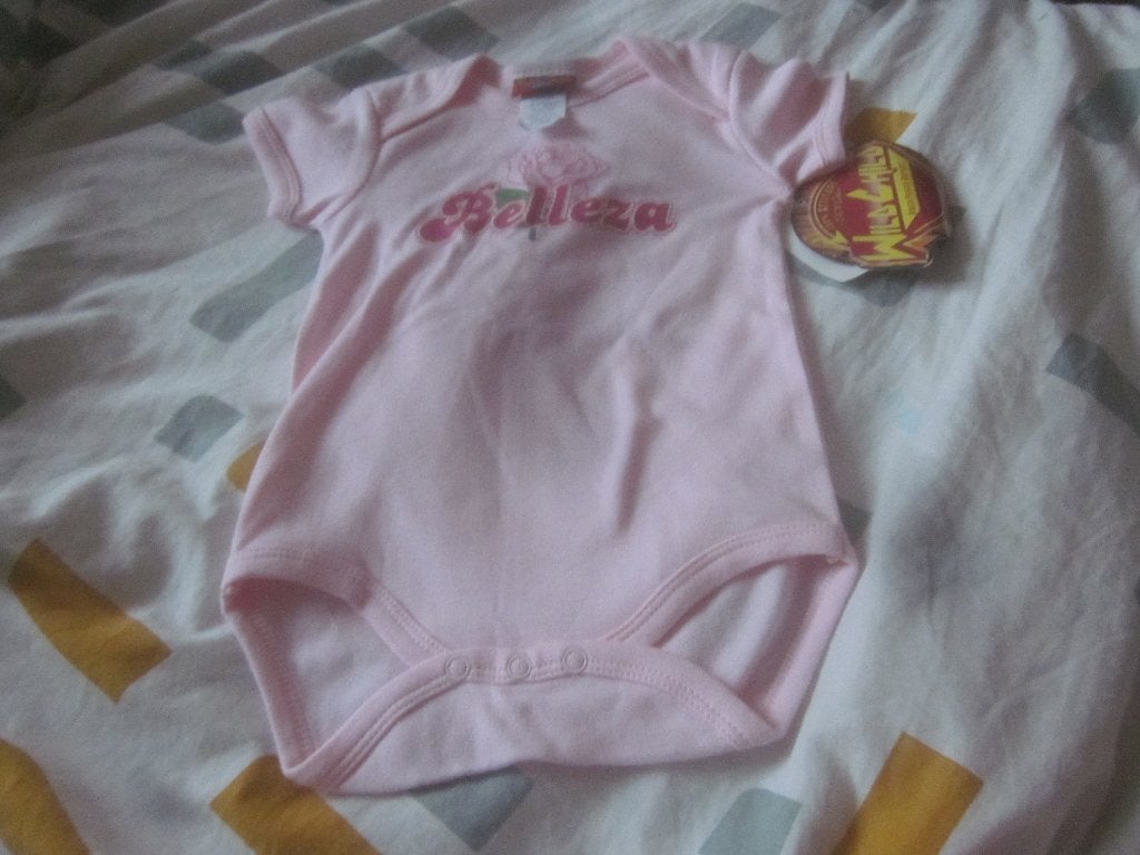 Nieuw roze rompertje met roos Belleza Wild Child maat 68/74, Kinderen en Baby's, Babykleding | Maat 68, Nacht- of Onderkleding