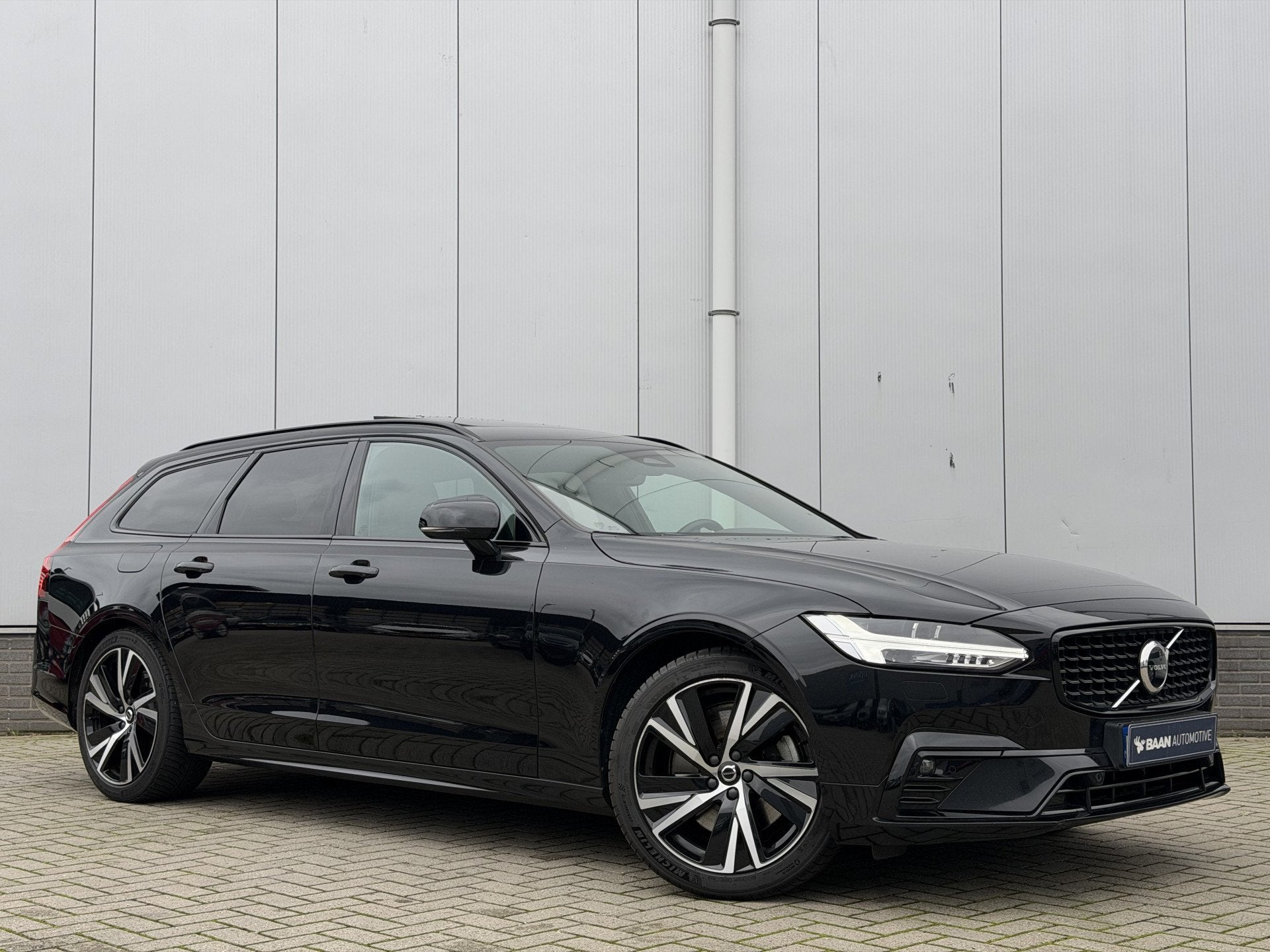 Volvo V90 2.0 B5 R-Design | Pilot Assist | Panorama | Harman, Auto's, 15 km/l, 4 cilinders, Zwart, Leder