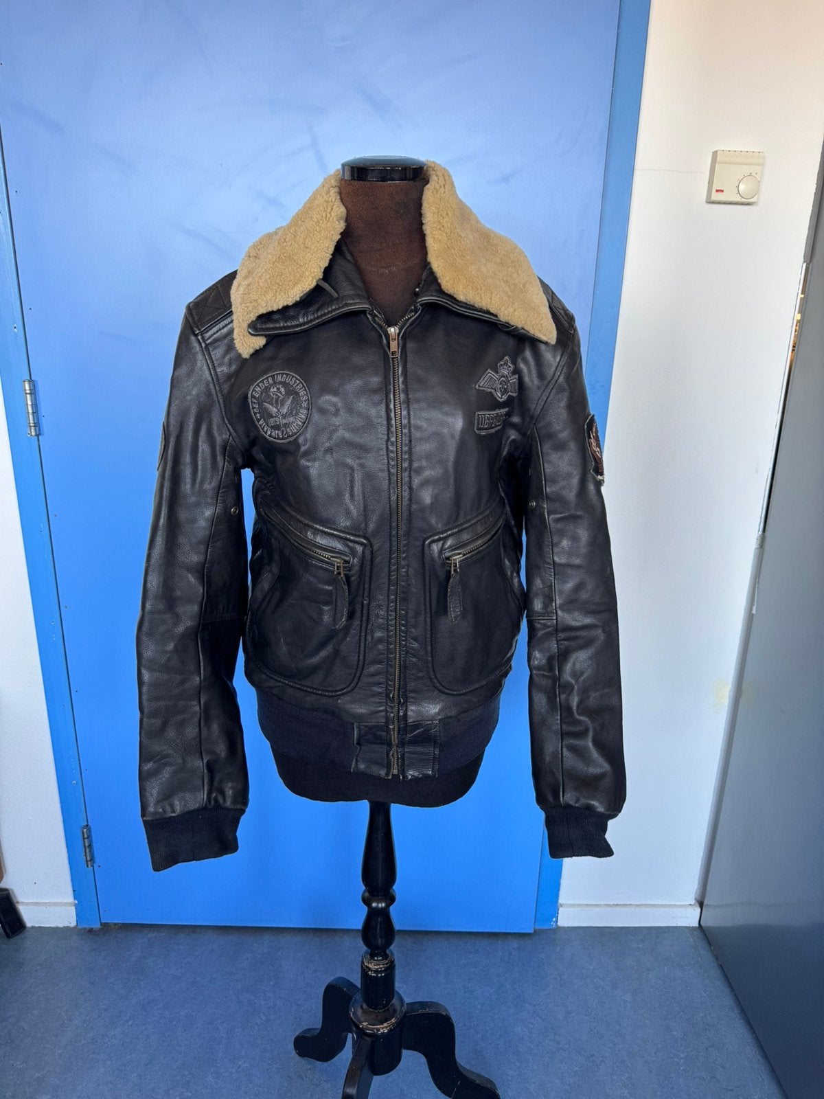 Black leather bomber jacket Defender in aviator style, Verzenden, Gedragen, Maat 46 (S) of kleiner, Zwart