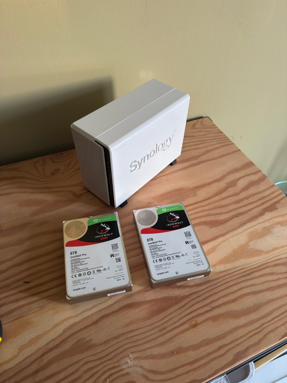 Synology DS220j NAS server + 2x IronWolf 8TB NAS schijven, Computers en Software, NAS, Ophalen of Verzenden, Zo goed als nieuw