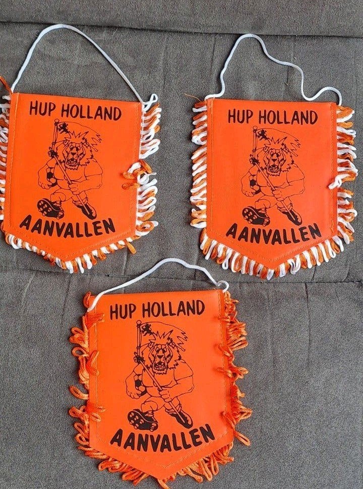 3x Oranje Hup Holland Aanvallen Vaantjes Voetbal, Ophalen of Verzenden, Gebruikt, Overige binnenlandse clubs, Vaantje of Sjaal