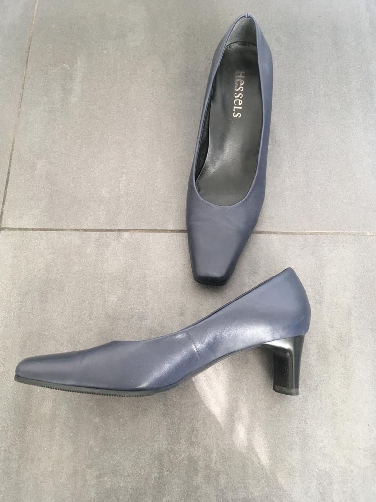 Blauw leren stewardessenpumps van Hessels. Mt 38 zgan, Kleding | Dames, Pumps, Blauw, Ophalen of Verzenden, Zo goed als nieuw