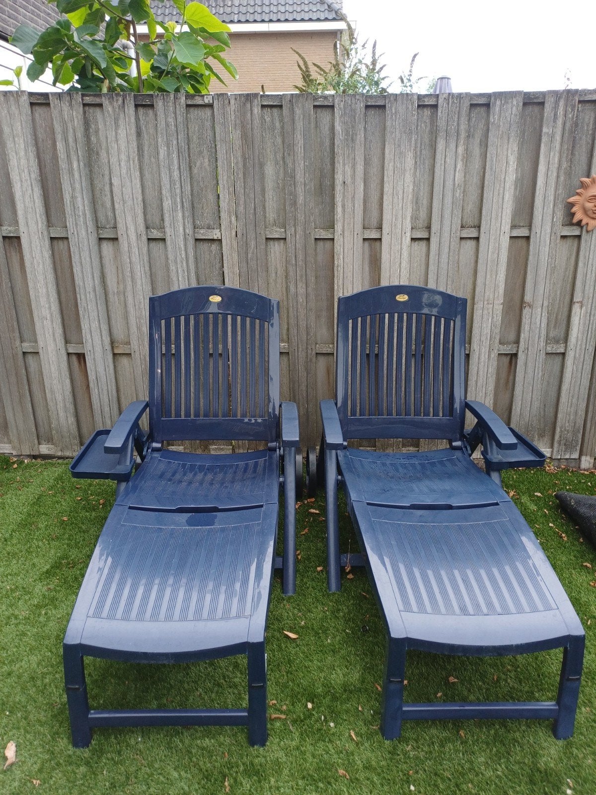 2x verstelbare ligstoelen met kussens en zijtafeltjes, Tuin en Terras, Ligbedden, Ophalen, Gebruikt, Kunststof, Verstelbaar