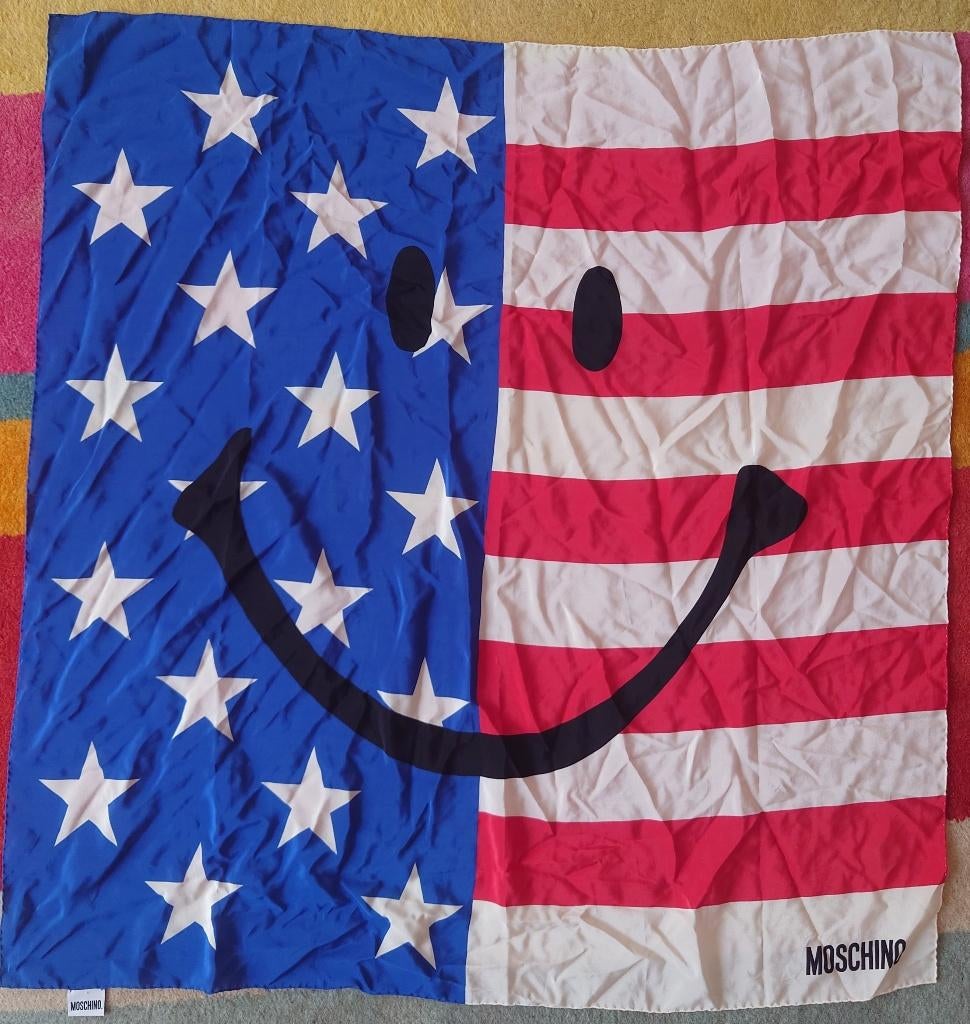 Orig. Moschino zijde sjaal Amerikaanse vlag met Smiley ~1990, Moshino, Maat 42/44 (L), Ophalen of Verzenden, Sjaal