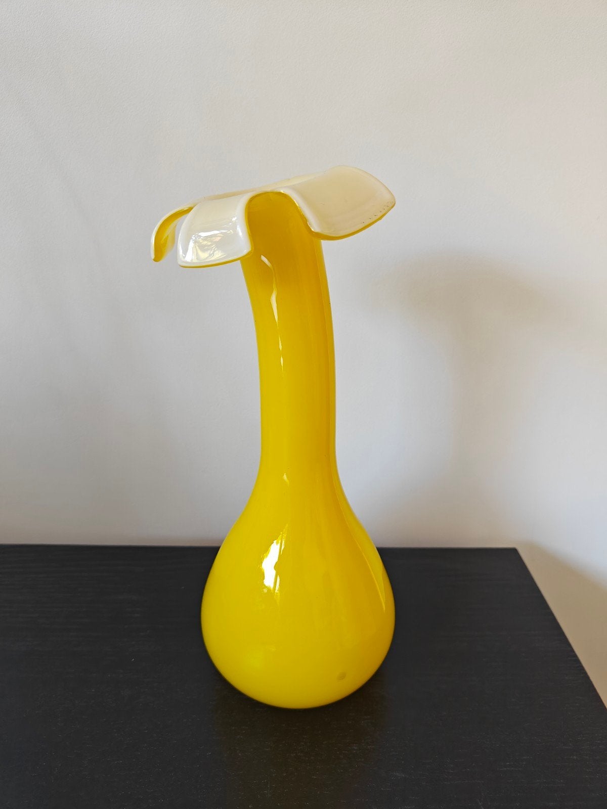 Vintage gele vaas in bloemvorm - handgeblazen, Handgemaakt, Geel, 27 cm, Ophalen of Verzenden