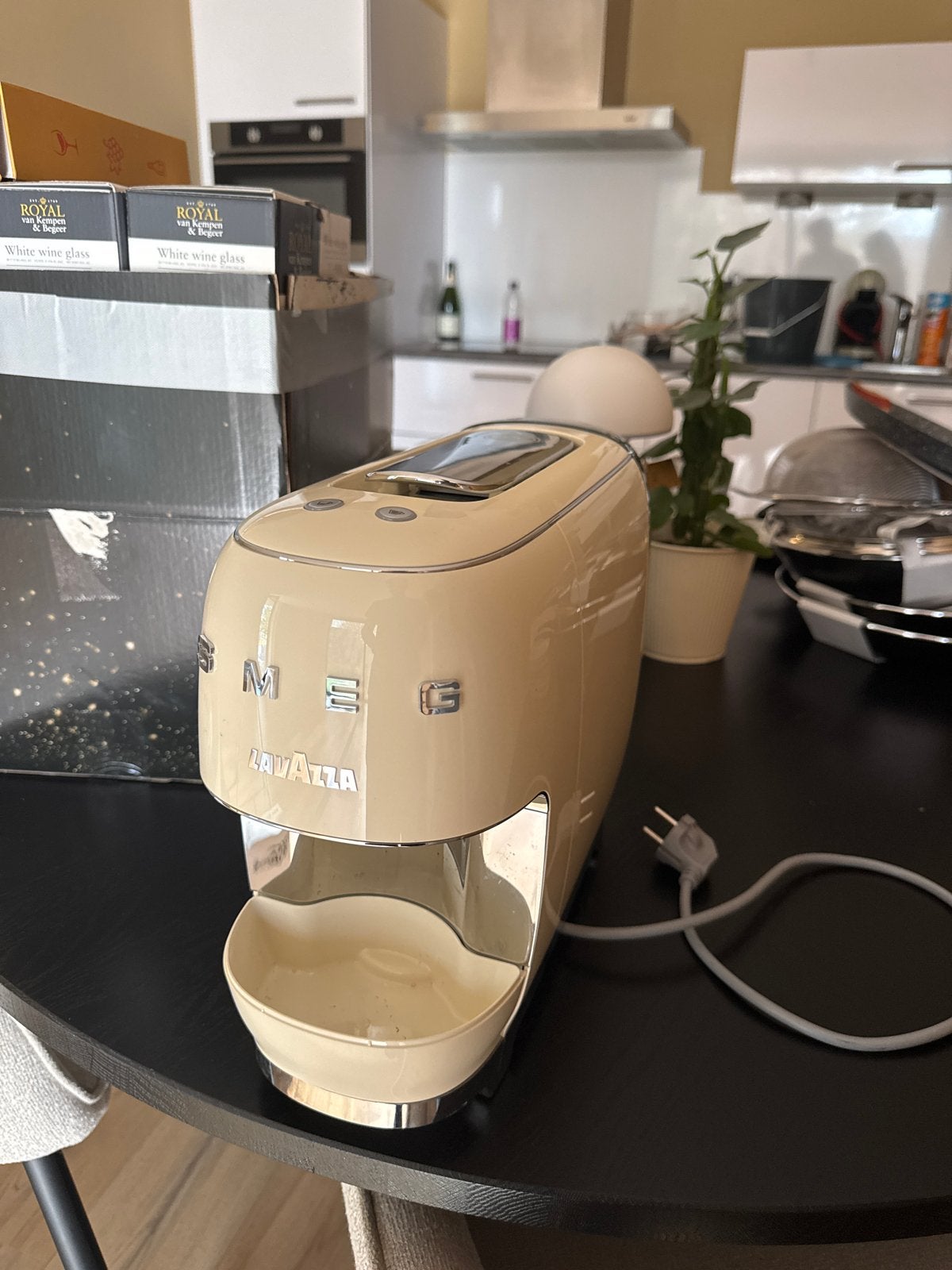 Smeg Lavazza A Modo Mio koffiezetapparaat (lekbakje mist), Witgoed en Apparatuur, Koffiezetapparaten, Gebruikt, Koffiepads en cups