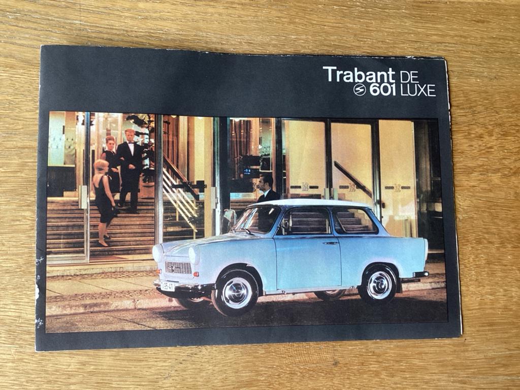 Trabant 601 Luxe & Universal Brochure - Zeldzaam! Met poster, Boeken, Auto's | Folders en Tijdschriften, Ophalen of Verzenden