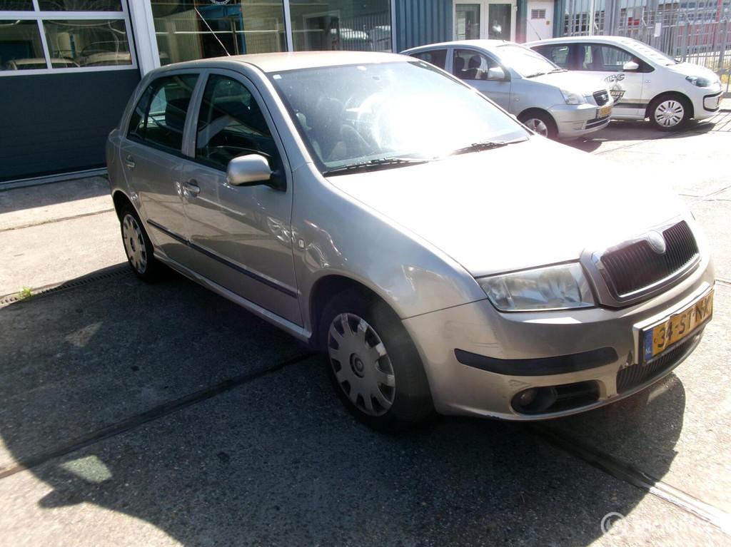 Skoda Fabia 1.4-16V Ambiente, Voorwielaandrijving, 450 kg, 4 cilinders, Beige