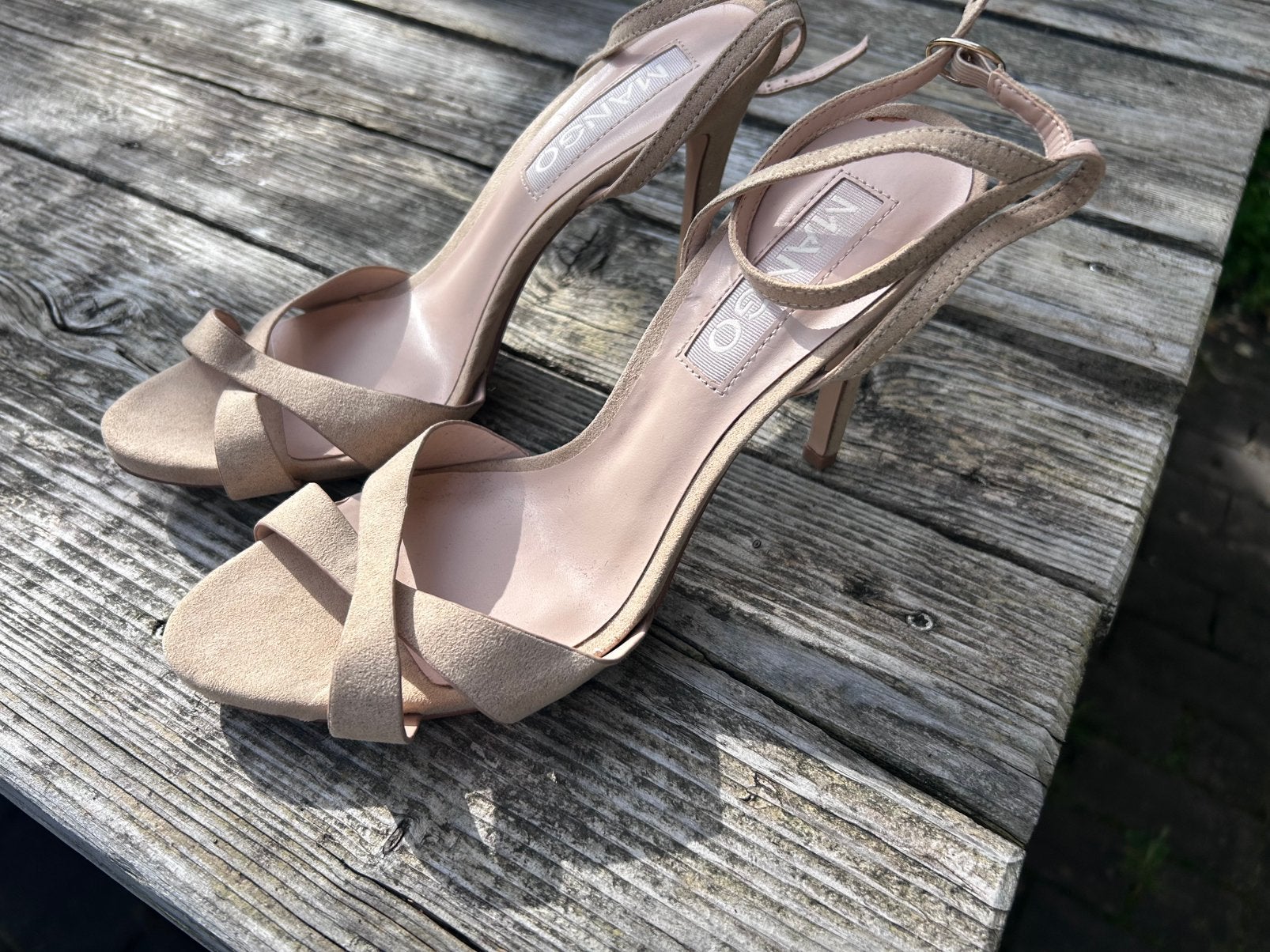 Prachtige Mango beige suede hakken maat 39 Nieuw, Beige, Ophalen of Verzenden, Zo goed als nieuw, Schoenen met hoge hakken