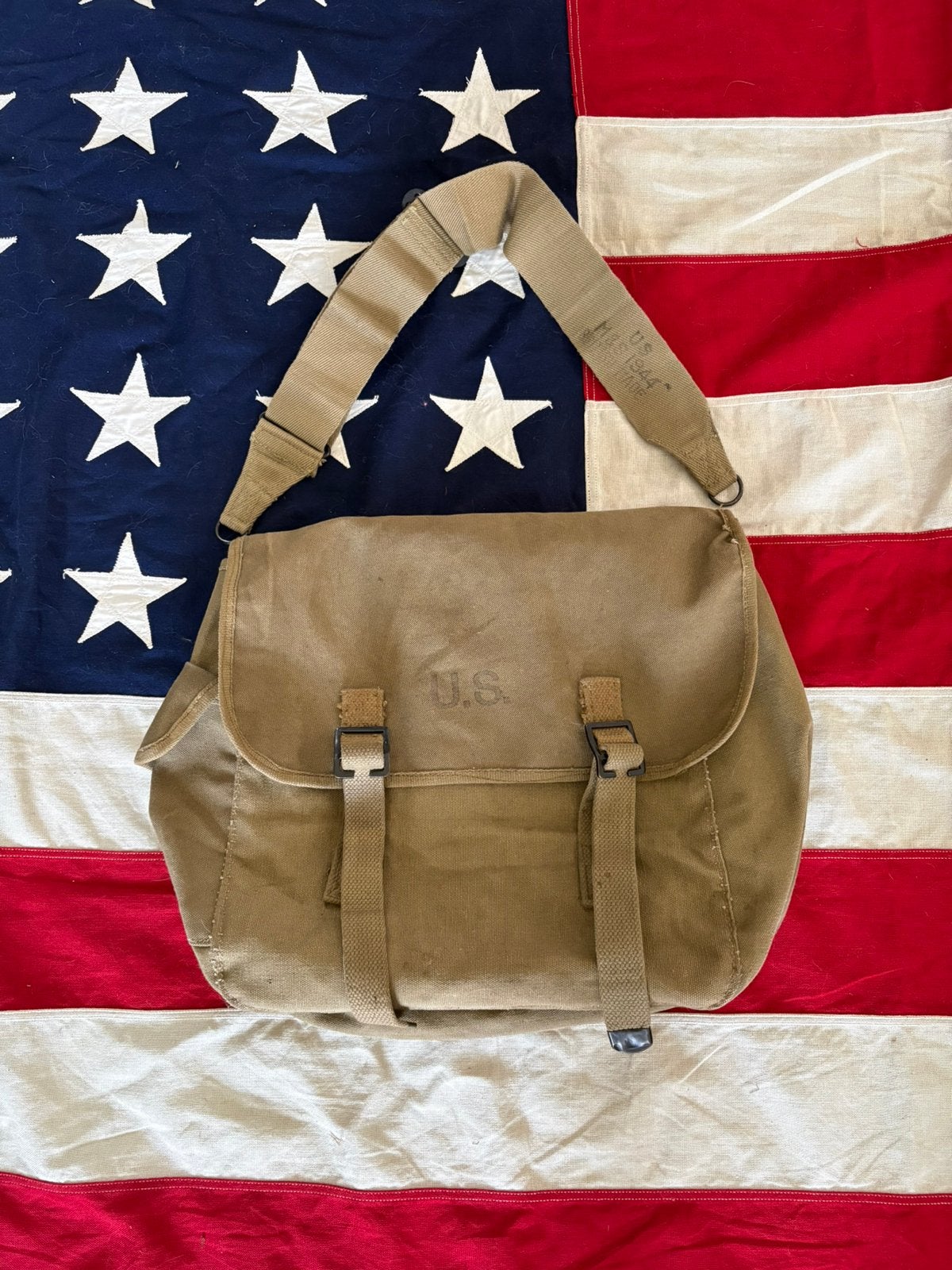 US WW2 british made M1936 musette bag ‘43 + sling, Verzamelen, Militaria | Tweede Wereldoorlog, Ophalen of Verzenden, Amerika