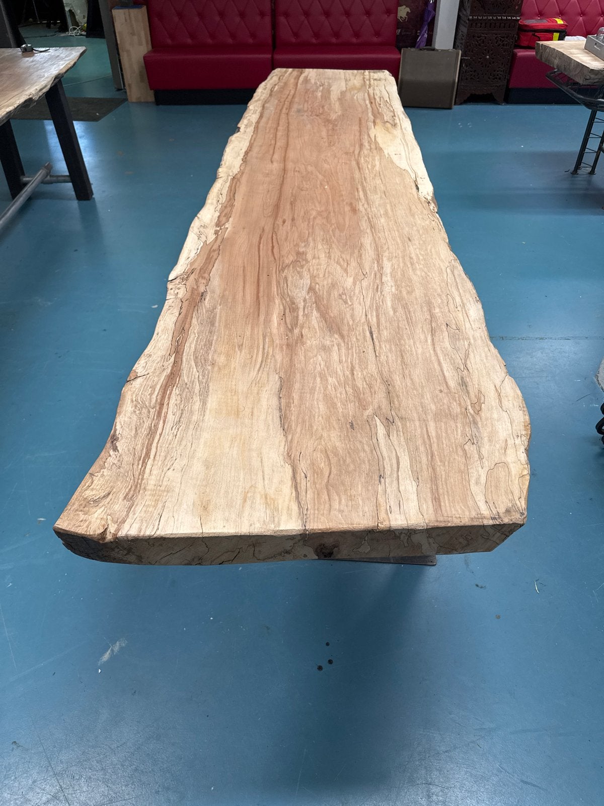 Robuuste houten tafel met metalen onderstel, 320 cm lang, Ophalen, Gebruikt, 200 cm of meer, 50 tot 100 cm