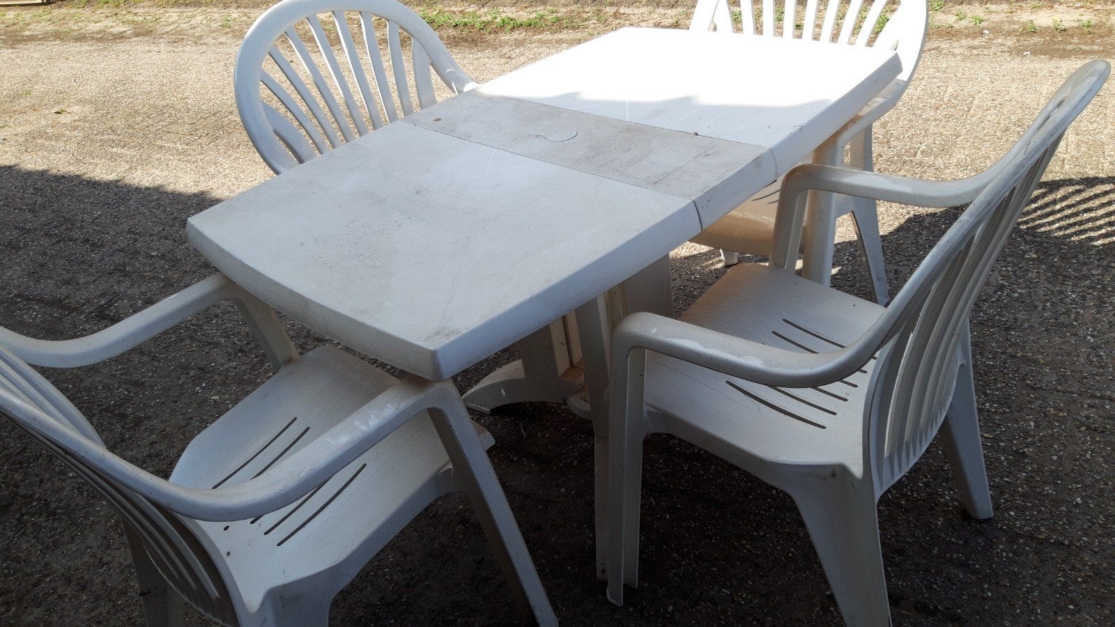 Witte kunststof tuinset met 4 stoelen en tafel, 4 zitplaatsen, Kunststof, Gebruikt, Ophalen of Verzenden