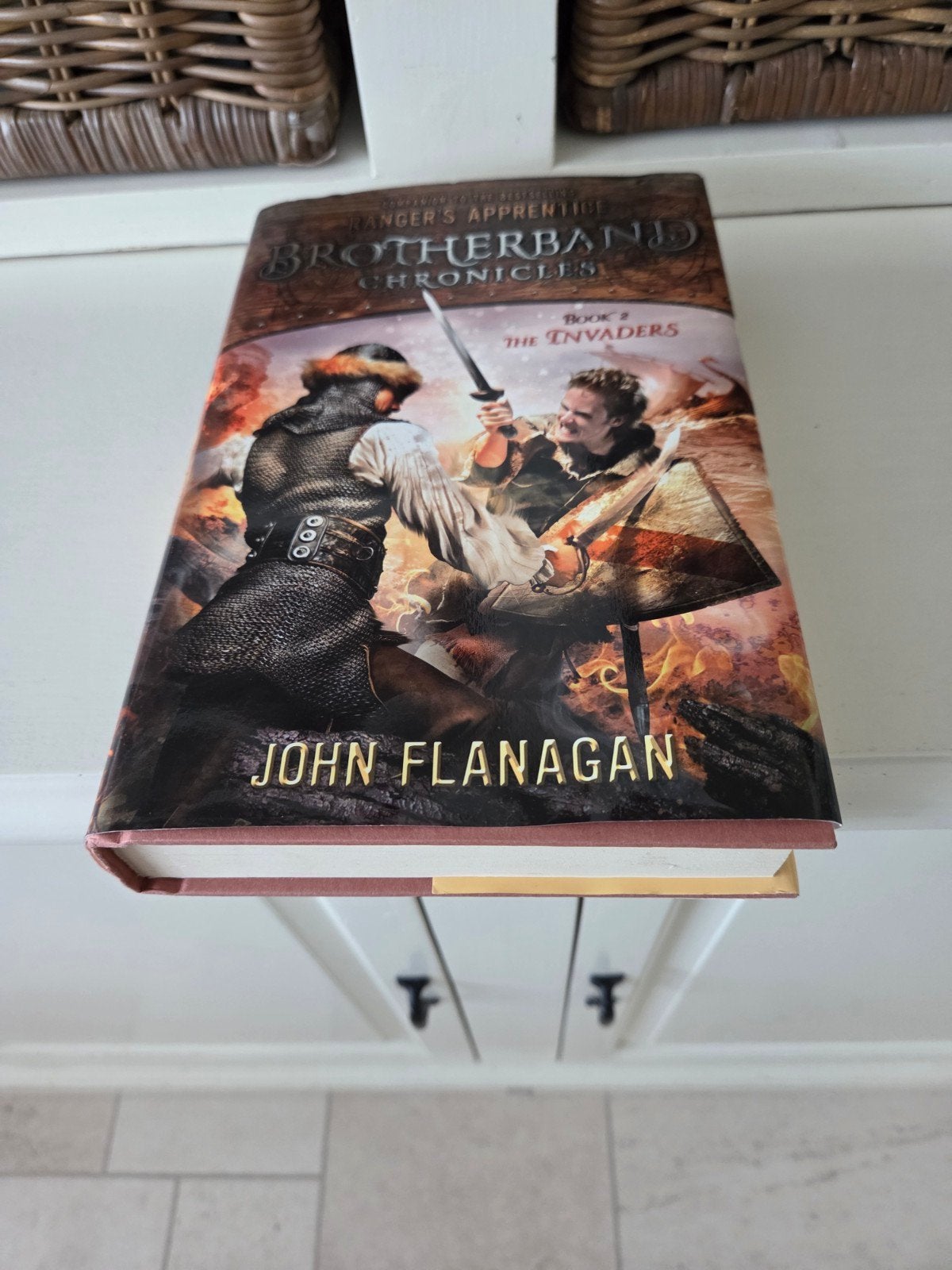 John Flanagan - The Invaders, Ophalen of Verzenden, Gelezen