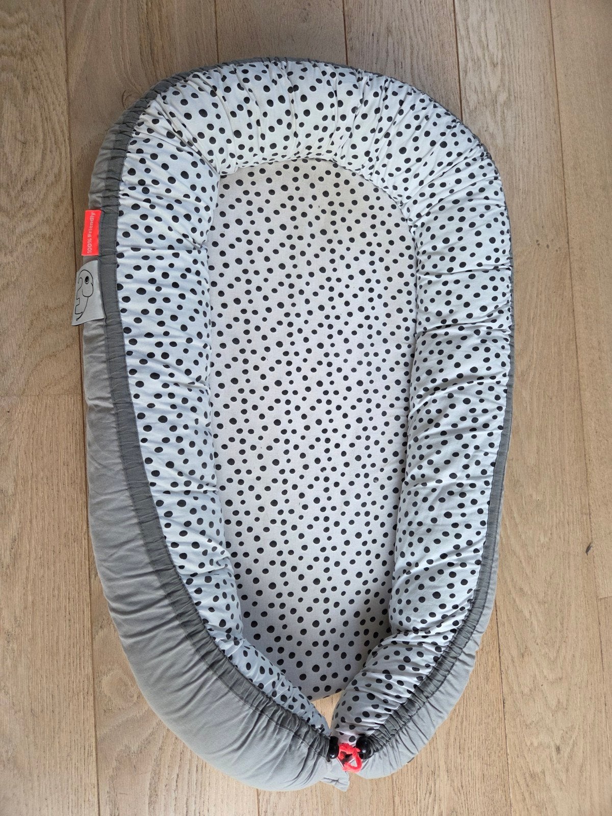 Done by Deer babynestje - Grijs met stippen, Kinderen en Baby's, Ophalen, Zo goed als nieuw