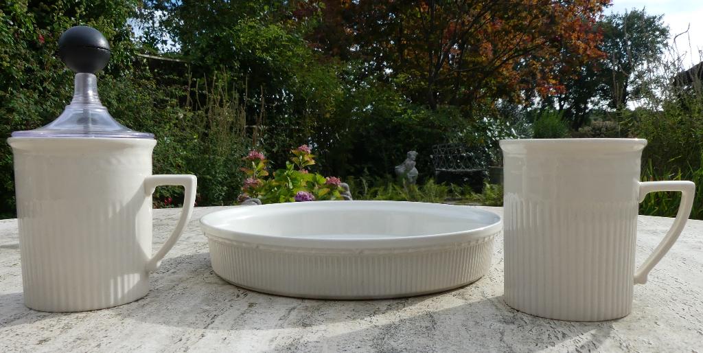 Blokker Recamier servies Sauskan + Mokken + Ovenschaal, Nieuw, Ophalen of Verzenden, Wedgwood, Kop(pen) en/of Schotel(s)