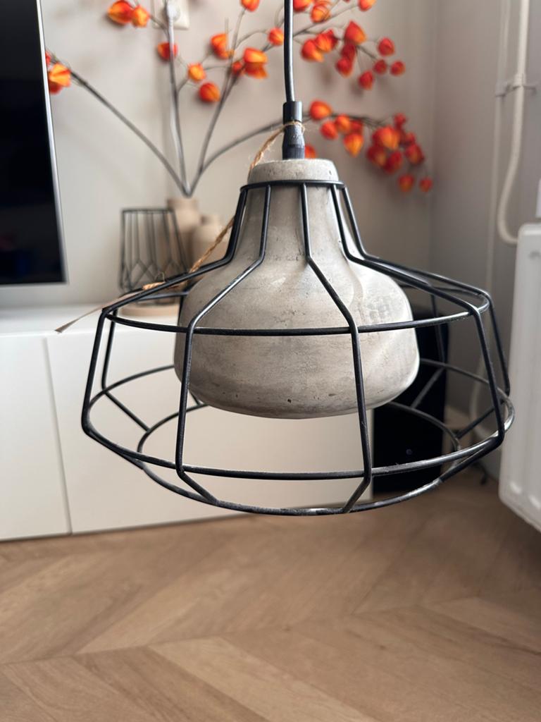 EGLO beton met zwart metaal hanglamp industrieel, Huis en Inrichting, Lampen | Hanglampen, Ophalen of Verzenden, Zo goed als nieuw