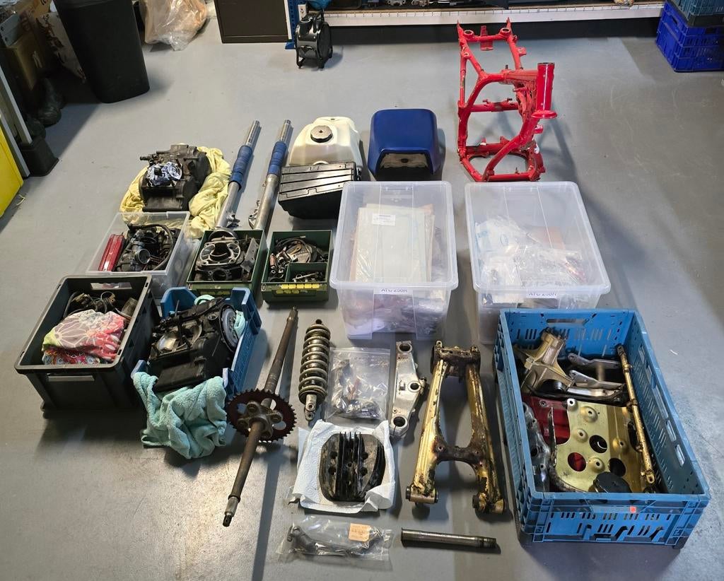 Honda ATC 250R 1984 onderdelen project. Veel nieuw OEM delen, Motoren, Ophalen, Nieuw