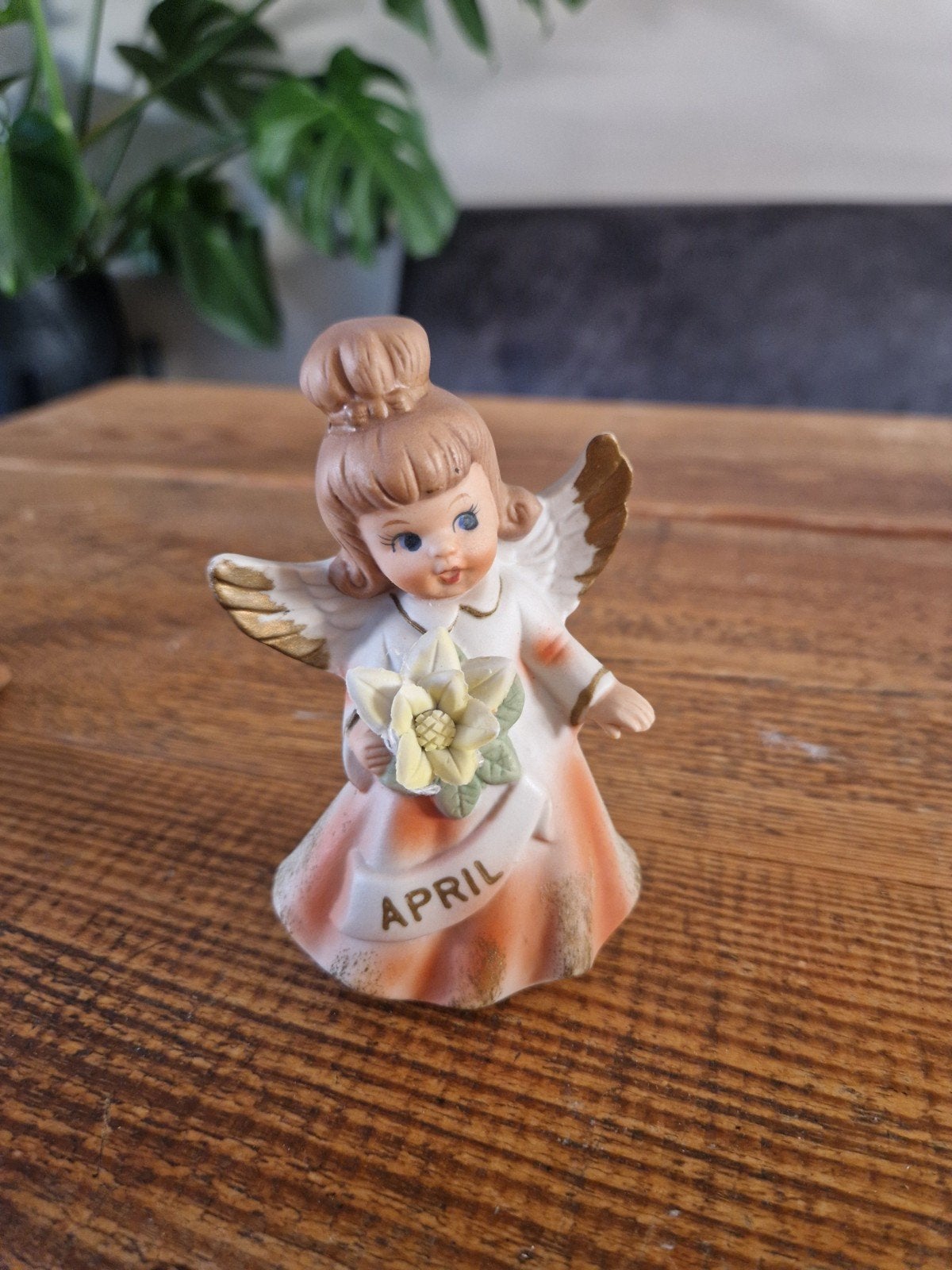 vintage porseleinen beeldje van een 'April Birthday Angel', Ophalen of Verzenden, Zo goed als nieuw, Dier