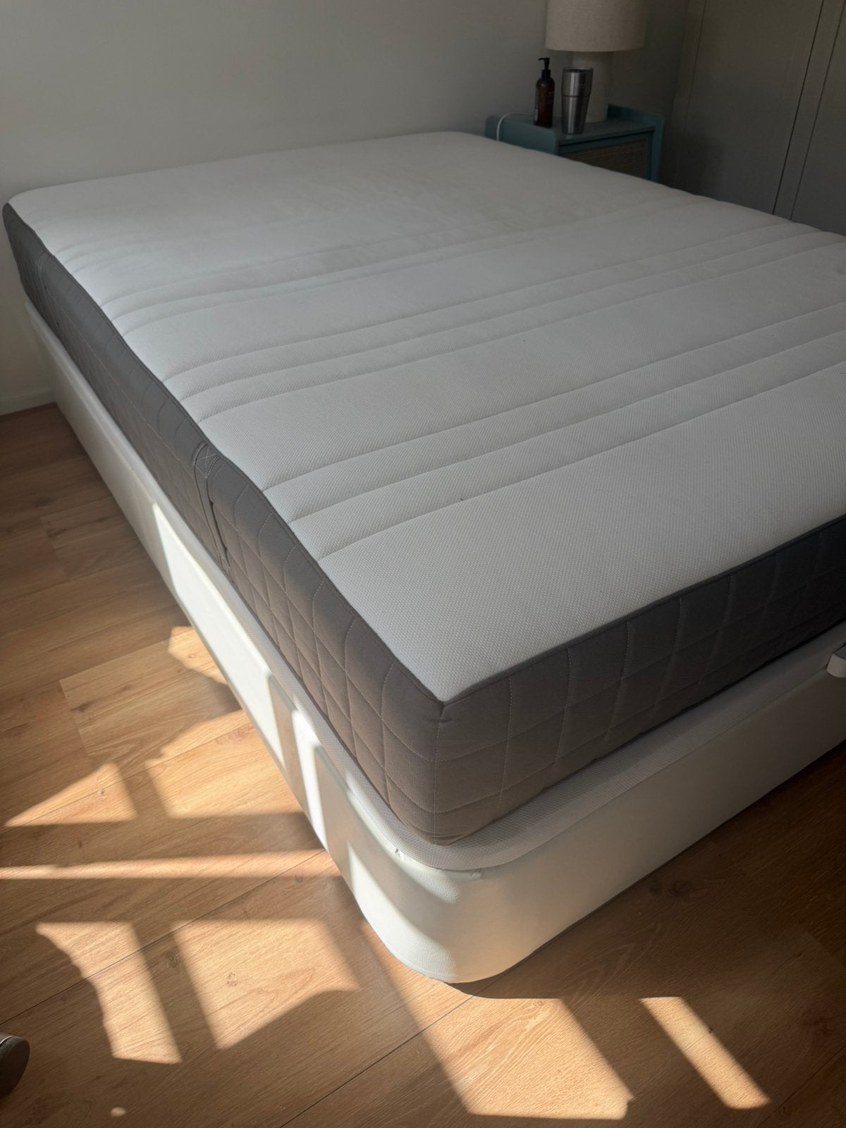 Kvitsoy bed and Hovag mattress, Ophalen, Zo goed als nieuw, Tweepersoons, 140 cm