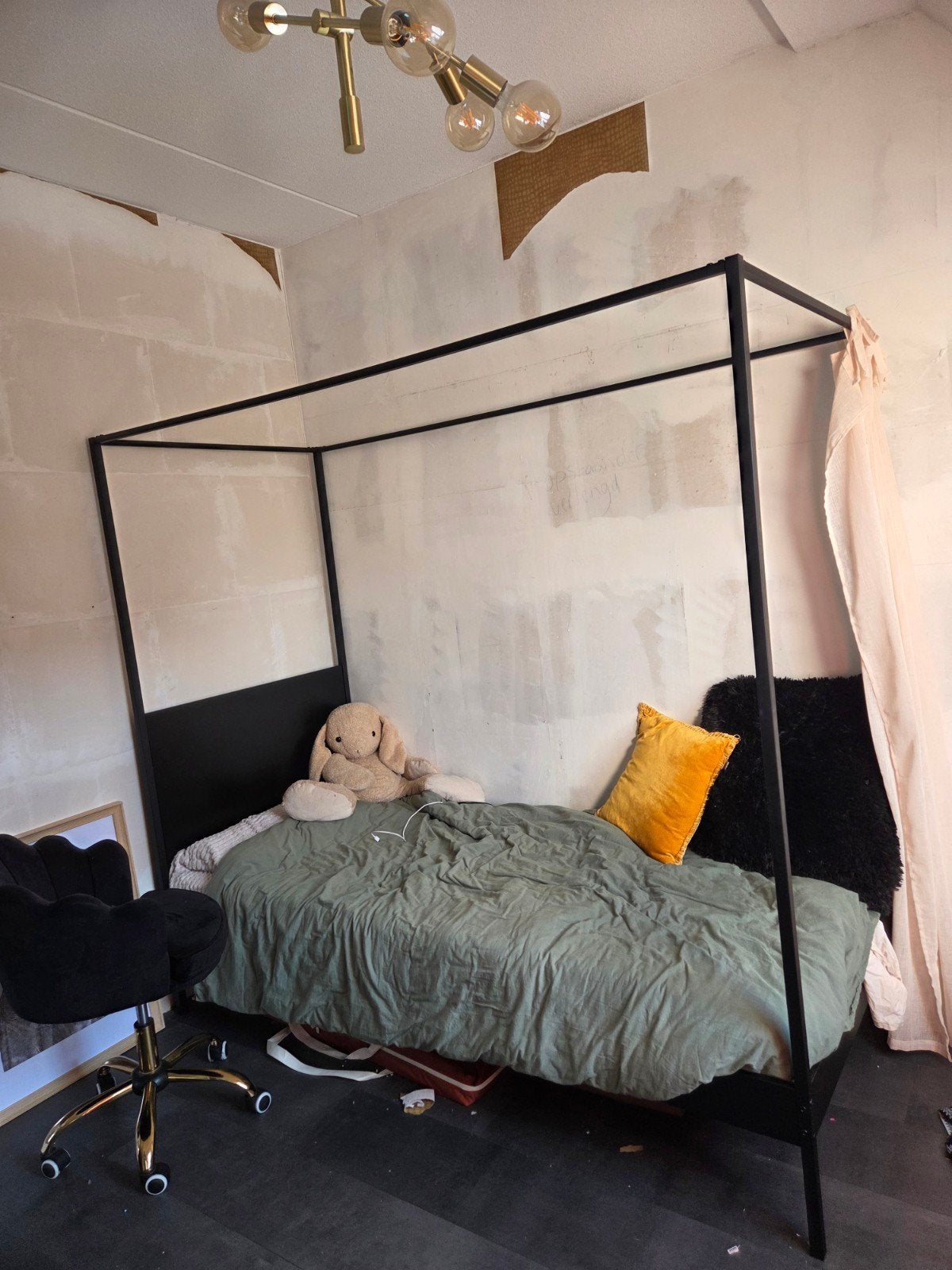 Bed Zwart eenpersoons hemelbed, Huis en Inrichting, Slaapkamer | Bedden, Ophalen, Gebruikt, 90 cm, Eenpersoons