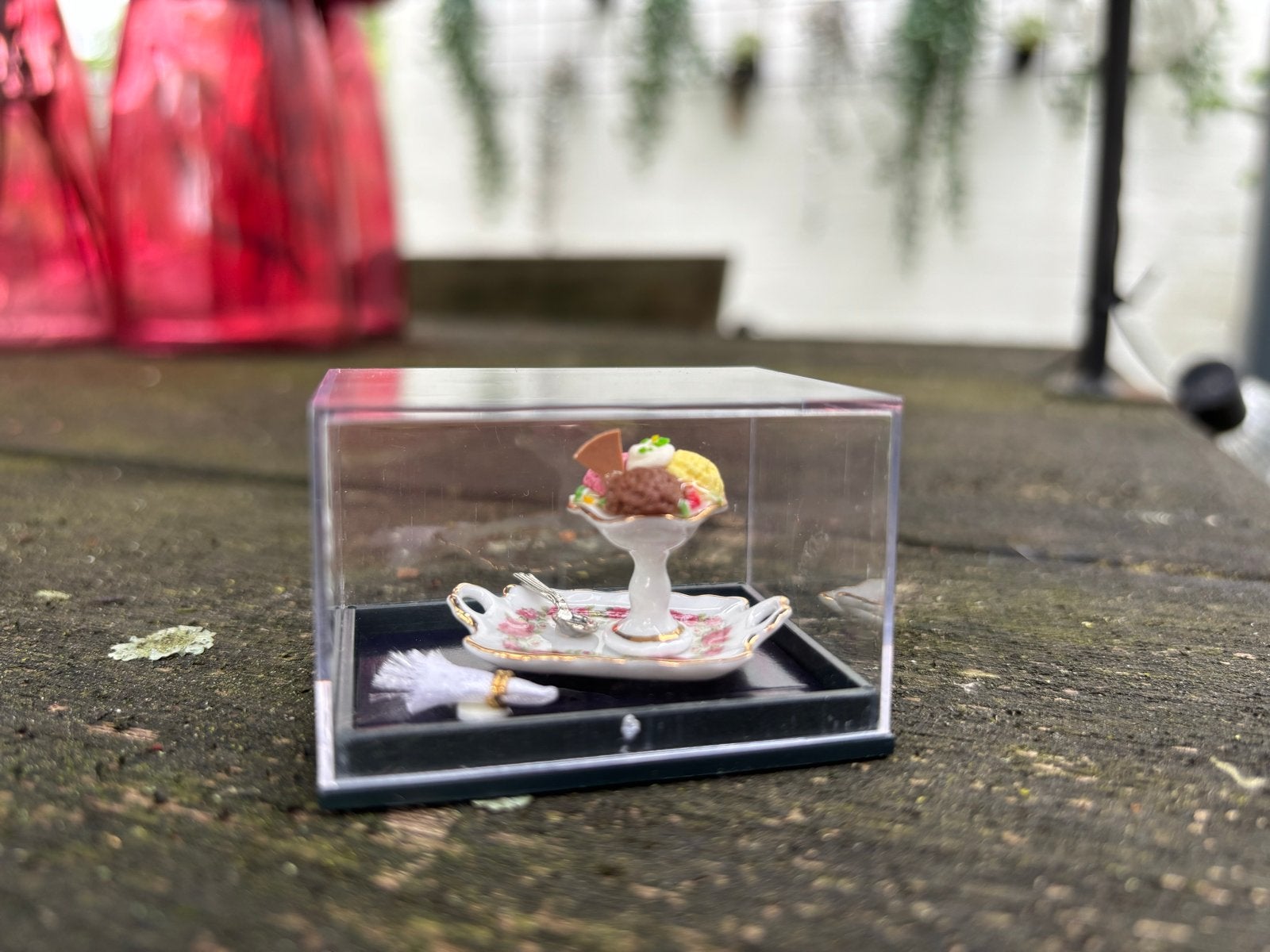 Reutter Porselein Miniatuur IJscoupe in Vitrine, Verzamelen, Ophalen, Nieuw, Porselein, Beeldje(s)