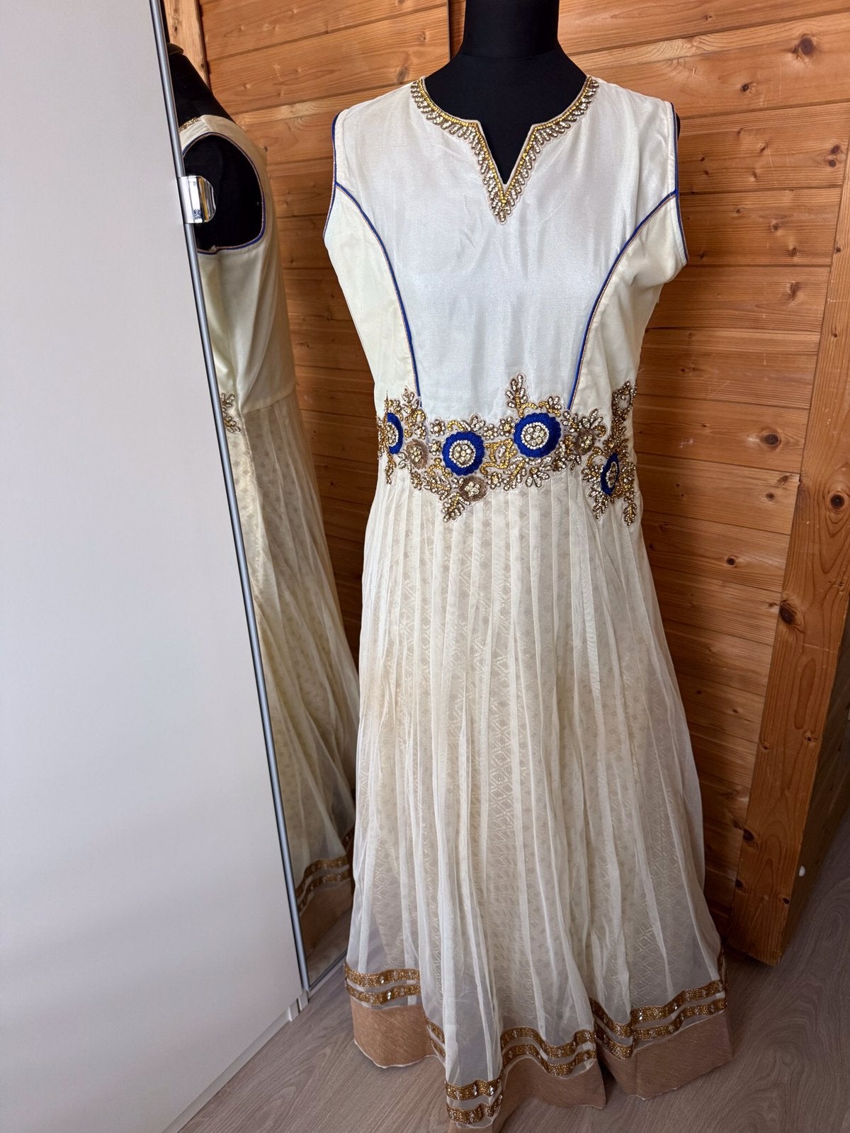 Indiase anarkali, broek en sjaal maat M, Maat 38/40 (M), Overige typen, Beige, Ophalen of Verzenden