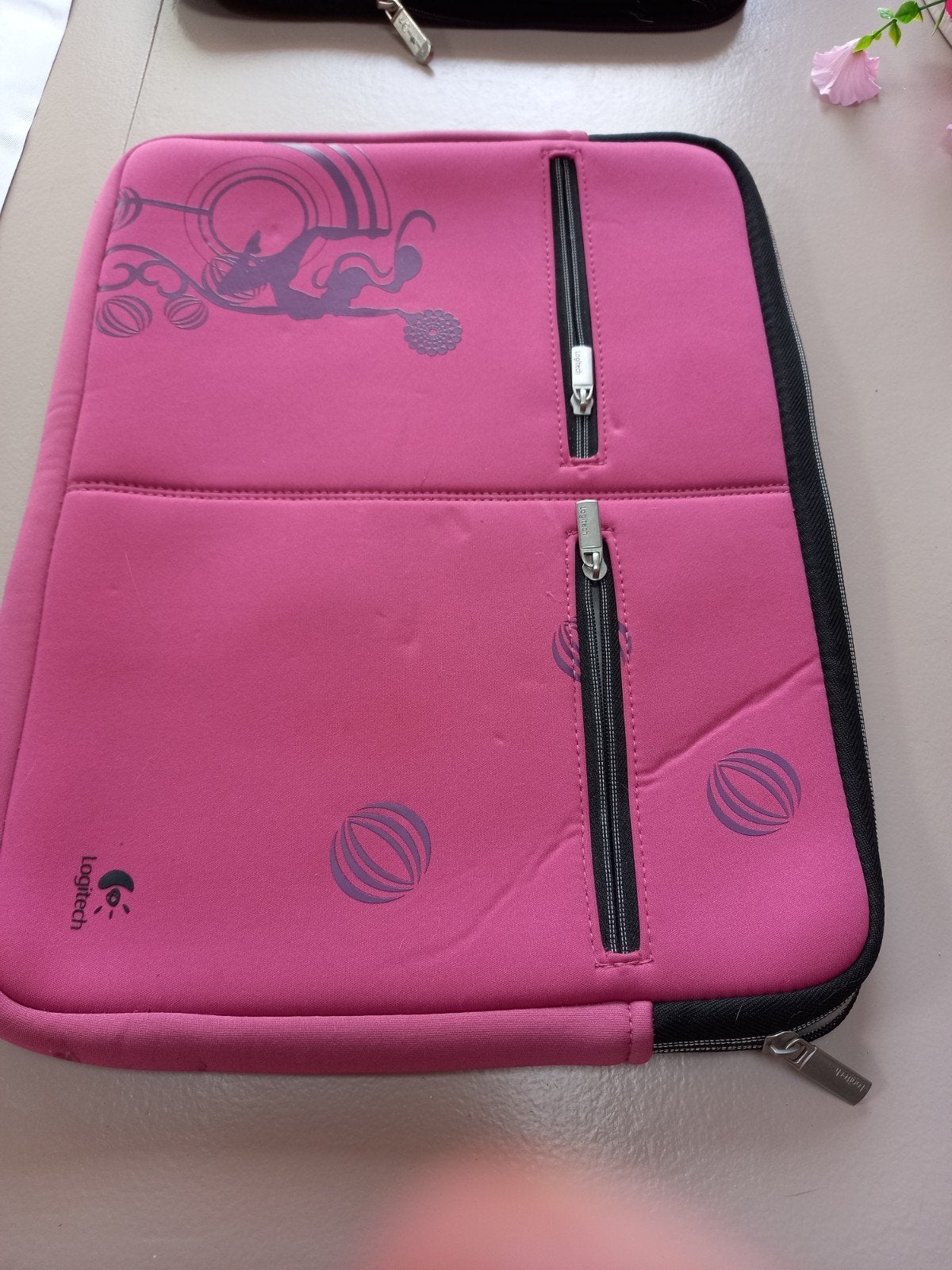 Roze laptophoes 38x28 cm met ritsen, Computers en Software, Laptophoezen, Ophalen of Verzenden, 15 inch, Gebruikt, Logitech