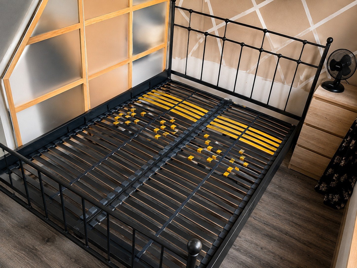 IJzeren bed 140x200 cm – Leen Bakker, Ophalen, Zwart, Tweepersoons, 140 cm