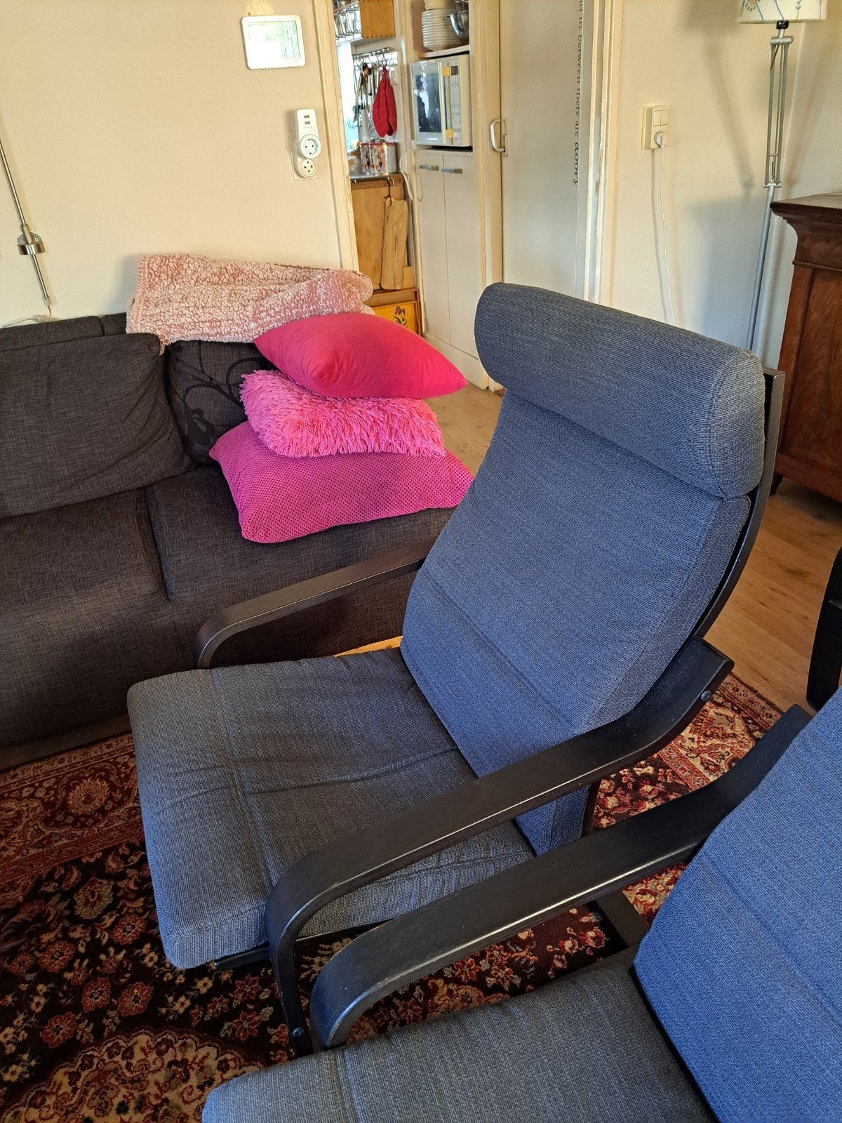 Twee IKEA Poäng stoelen met zwart frame en grijze kussens, Ophalen, Twee