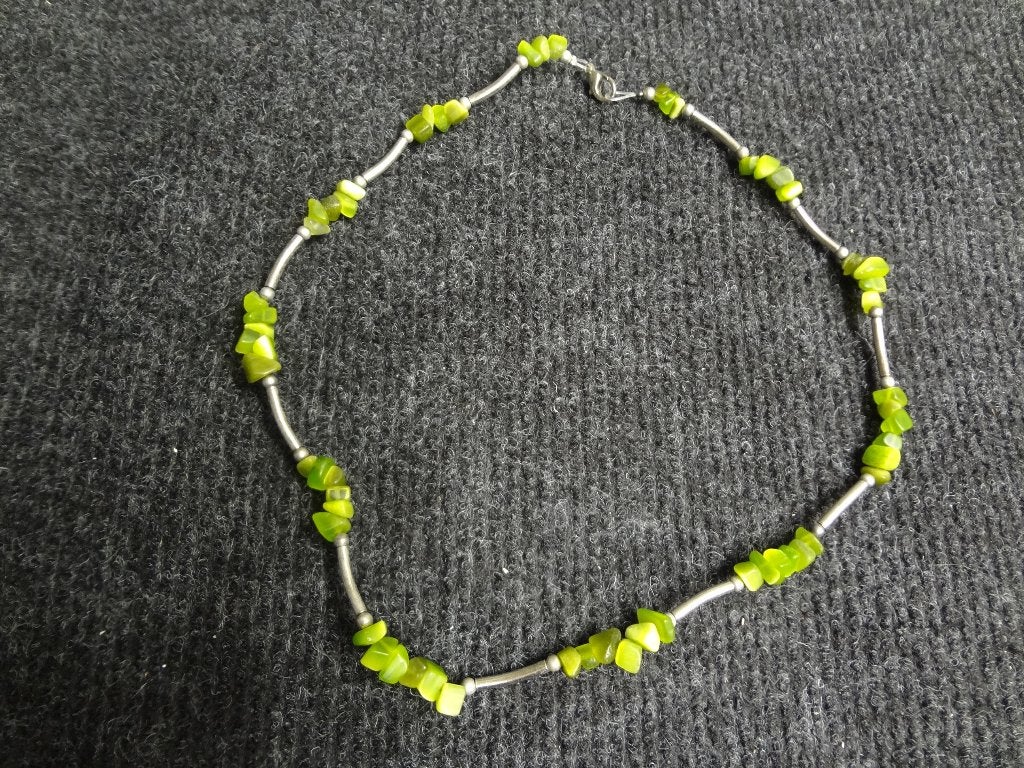 Ketting groene steentjes, zilverkleurige staafjes/ kraaltjes, Ophalen of Verzenden, Nieuw, Groen, Overige materialen