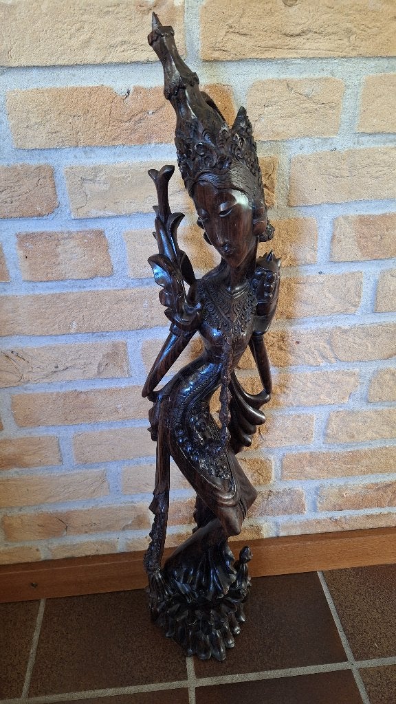 Indonesisch handgesneden beeld 70cm, Antiek en Kunst, Kunst | Beelden en Houtsnijwerken, Handgemaakt, Zwart, Beeld, Hout