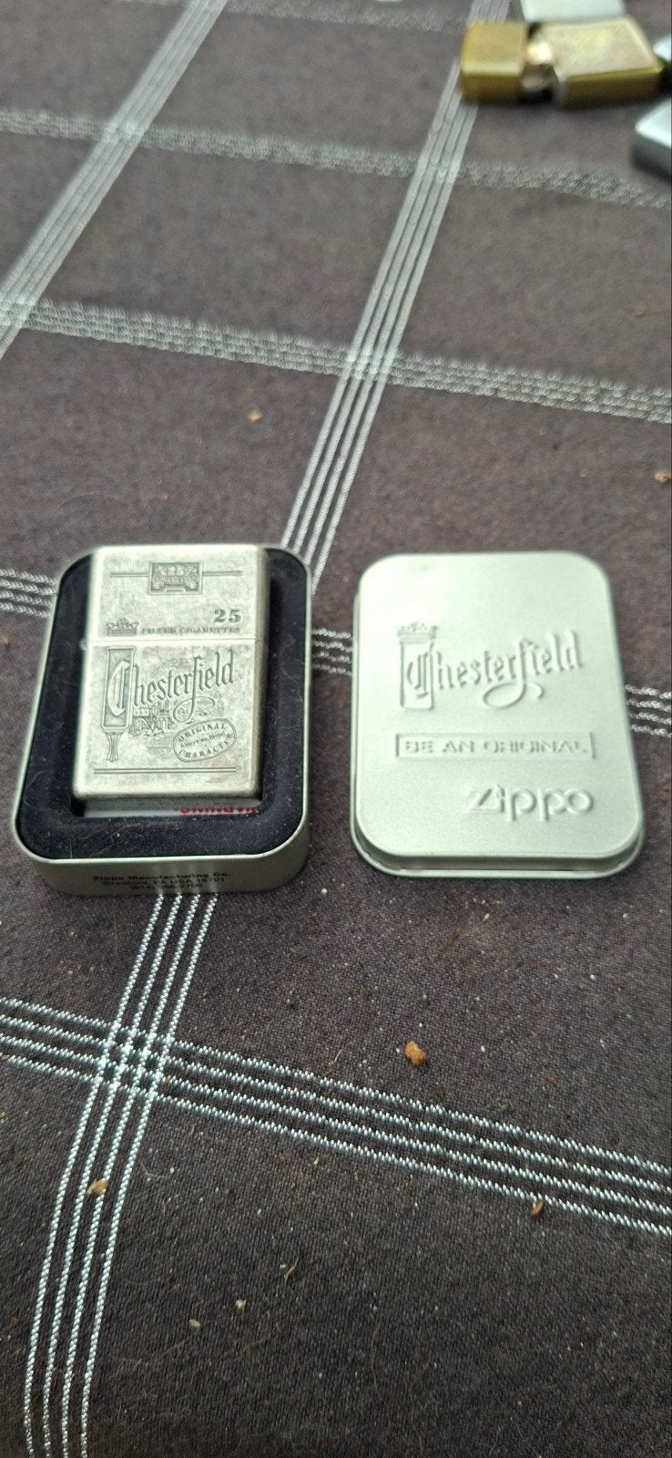 Nieuwe Chesterfield Zippo in metalen doos, Verzamelen, Ophalen of Verzenden, Nieuw, Aansteker