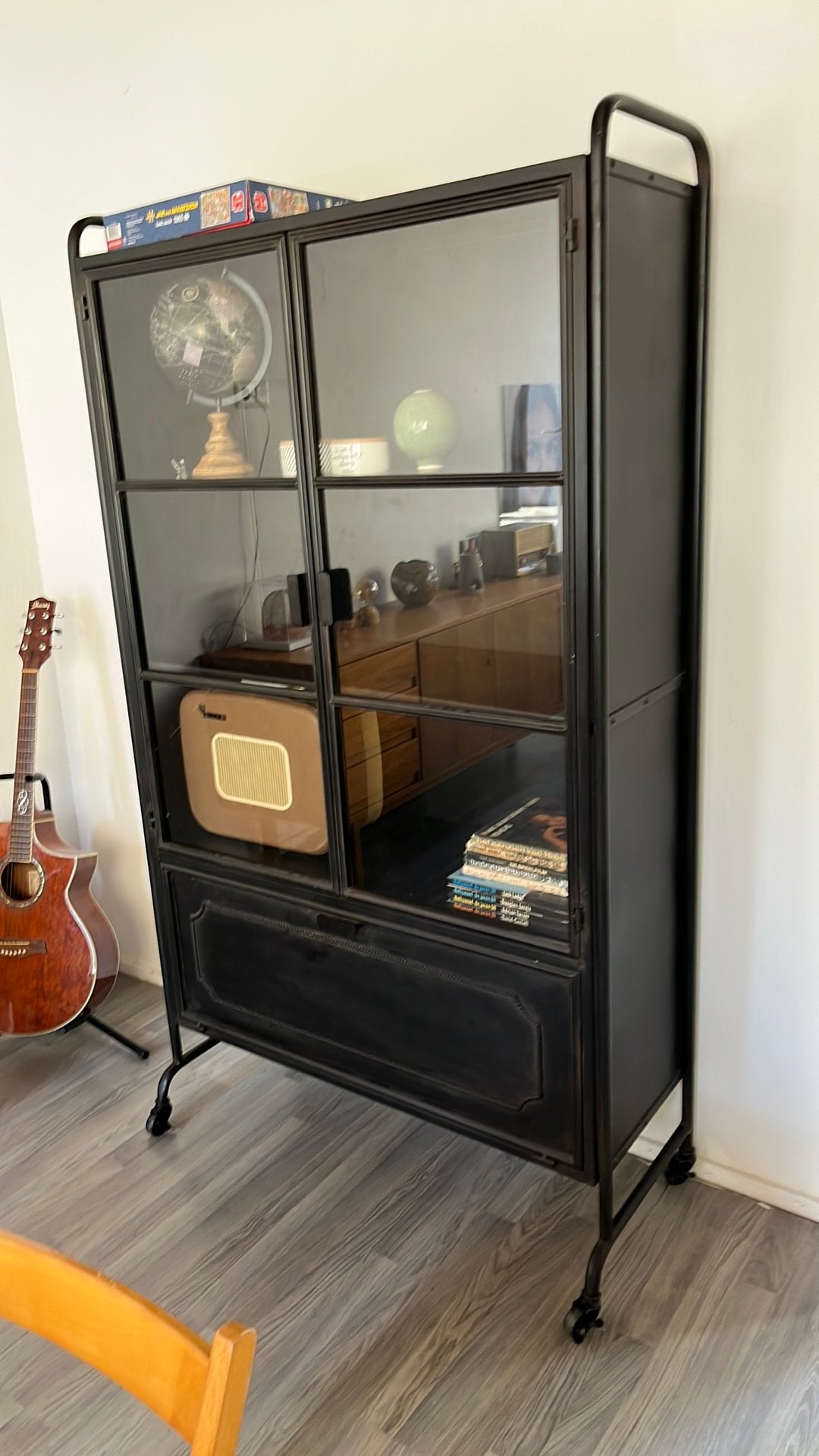 Zwart metalen kast met glazen ramen., Huis en Inrichting, Kasten | Vitrinekasten, Zo goed als nieuw, 150 tot 200 cm, 25 tot 50 cm
