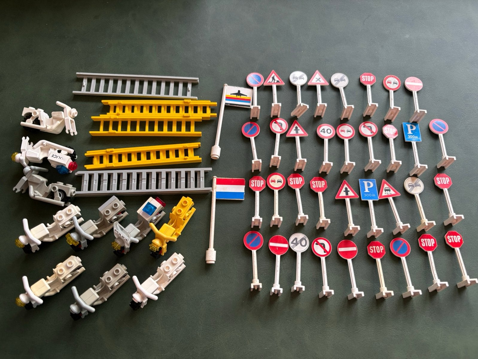 Partij lego motoren verkeersborden, Kinderen en Baby's, Speelgoed | Duplo en Lego, Zo goed als nieuw, Verzenden