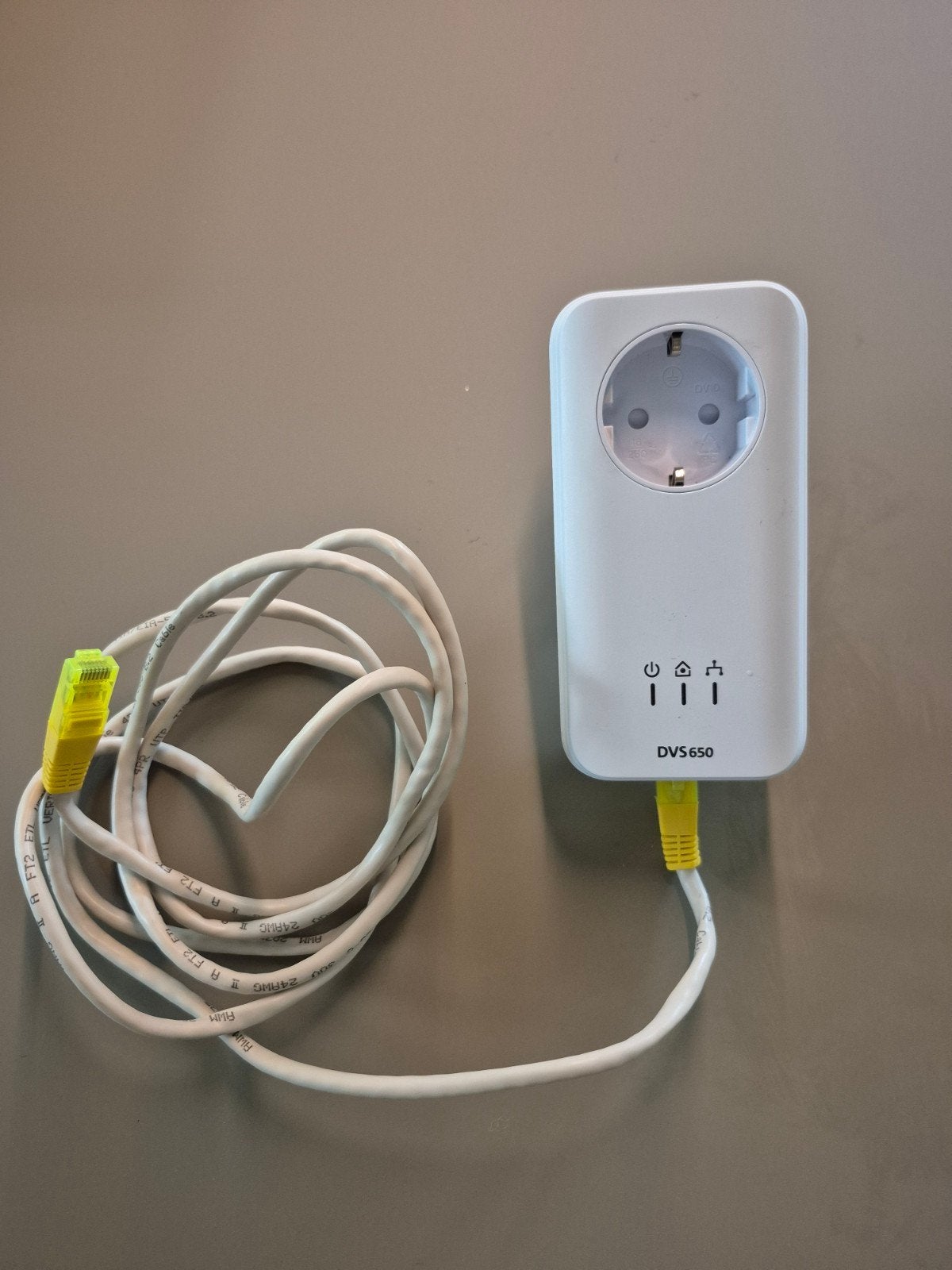 Devolo DVS 650 Powerline Adapter met stopcontact, Ophalen of Verzenden, Zo goed als nieuw, Devolo