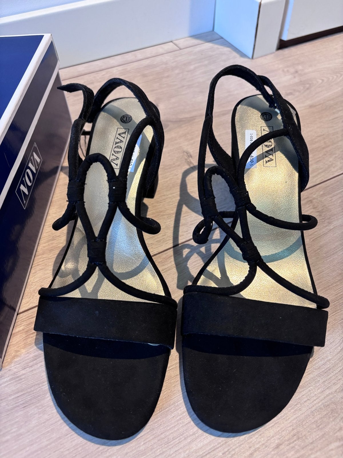 Nieuwe Nova Sandalen met Hak Maat 41 - Suède Look Zwart, Kleding | Dames, Schoenen, Ophalen of Verzenden, Nieuw, Zwart, Sandalen of Muiltjes