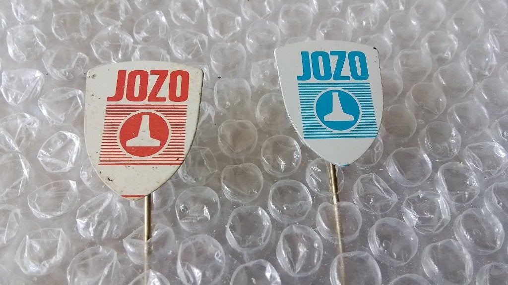 2 verschillende kleuren speldjes jozo zout, Ophalen of Verzenden, Gebruikt, Overige onderwerpen