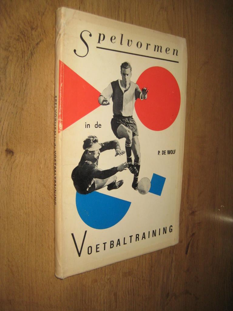 spelvormen in de voetbaltraining - piet de wolf (voetbal), Boeken, Ophalen of Verzenden, Zo goed als nieuw, Balsport