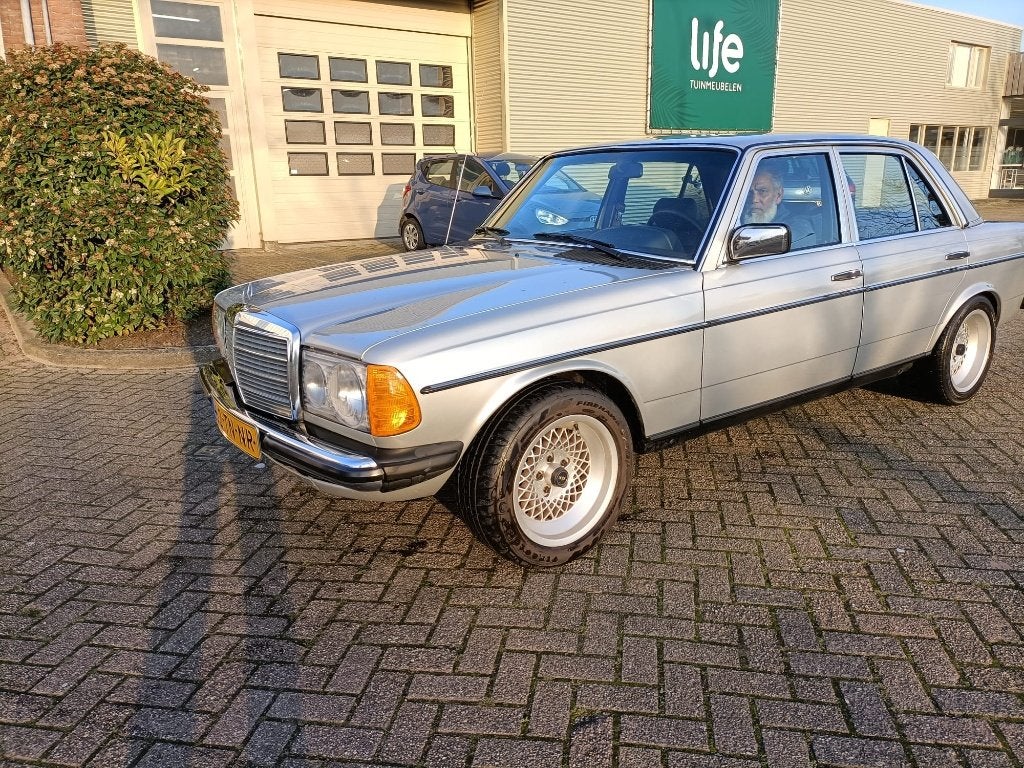 Mercedes W123. 230E. 4 cil. 1981.Grijs met. Automaat. Airco, Auto's, Automaat, 4 cilinders, Leder en Stof, 2300 cc