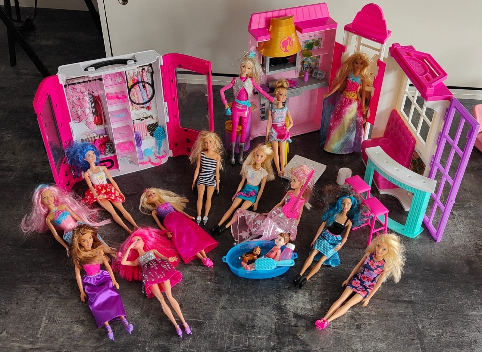 Grote Barbie set met poppen, kledingkast en huis, Kinderen en Baby's, Ophalen of Verzenden, Gebruikt, Barbie