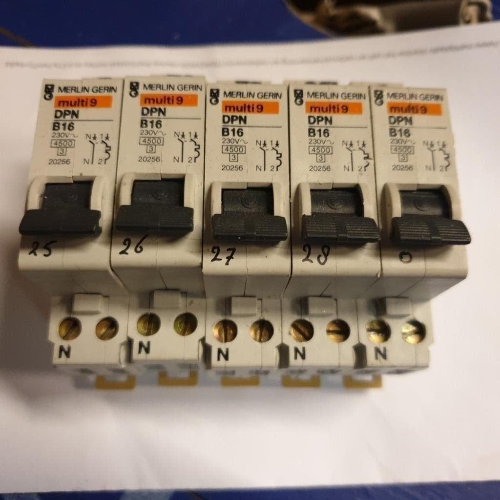 5X MERLIN GERIN INSTALLATIEAUTOMAAT B16 AUTOMAAT 230 VOLT, Ophalen, Gebruikt