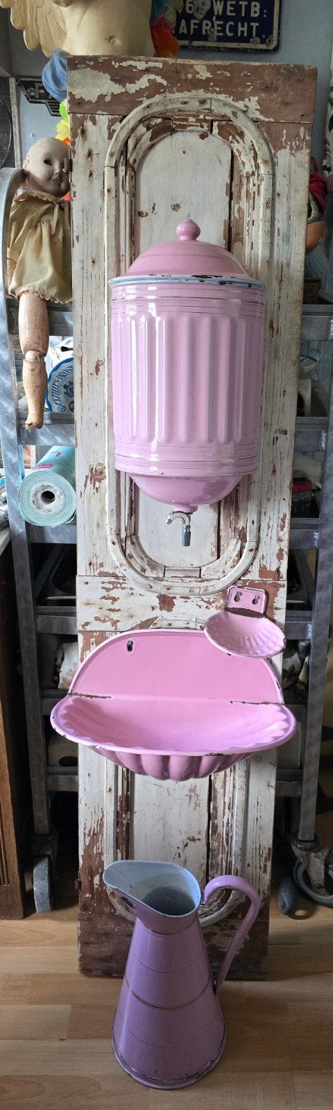 Roze emaille waterreservoir op paneel, Ophalen