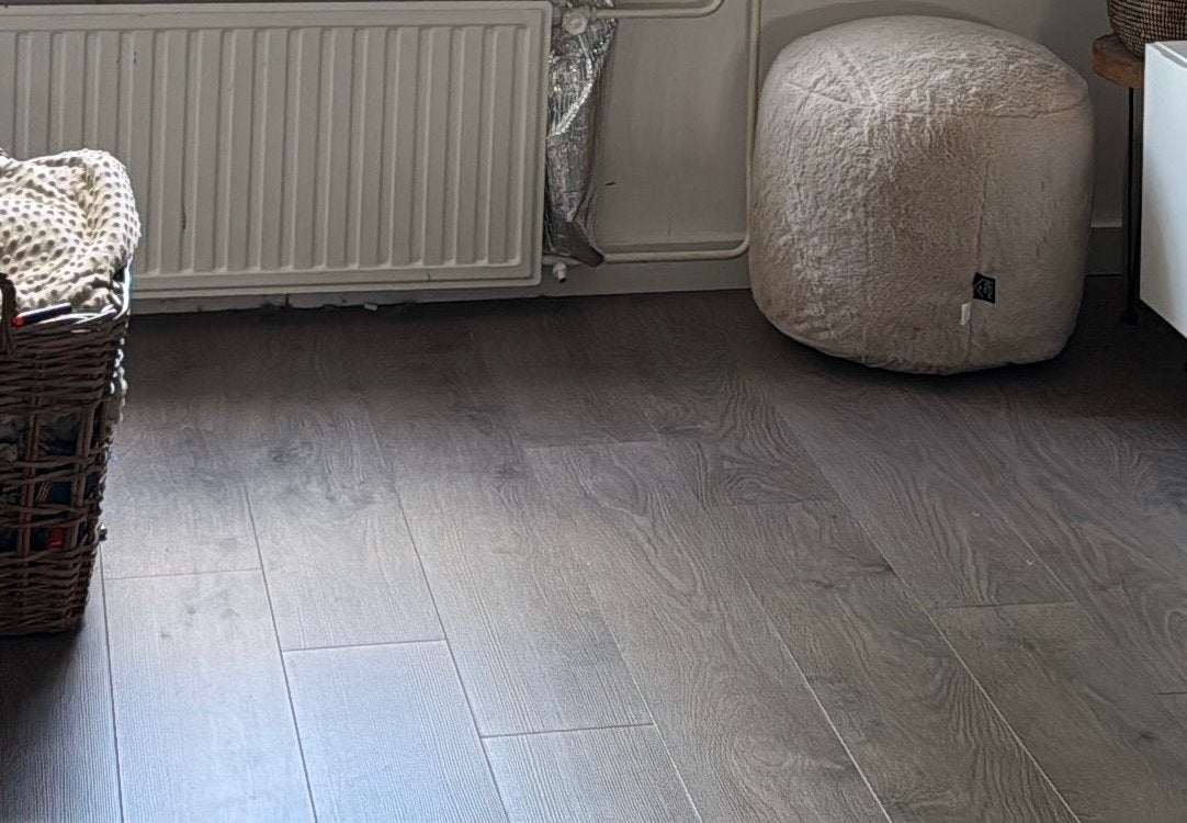 Laminaat grijs-bruin zgan GRATIS +_ 30 m2, Huis en Inrichting, Ophalen, Beige, Zo goed als nieuw, 25 tot 50 m²