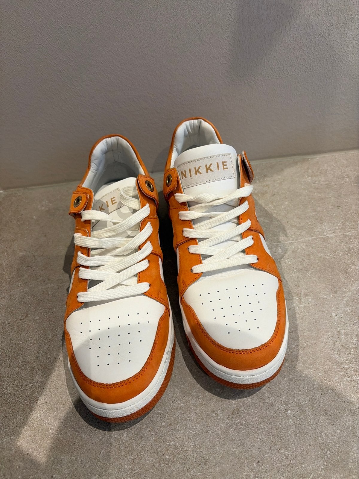 Nikkie sneakers oranje/wit - Nieuw, Kleding | Dames, Ophalen, Zo goed als nieuw, Oranje, Sneakers of Gympen