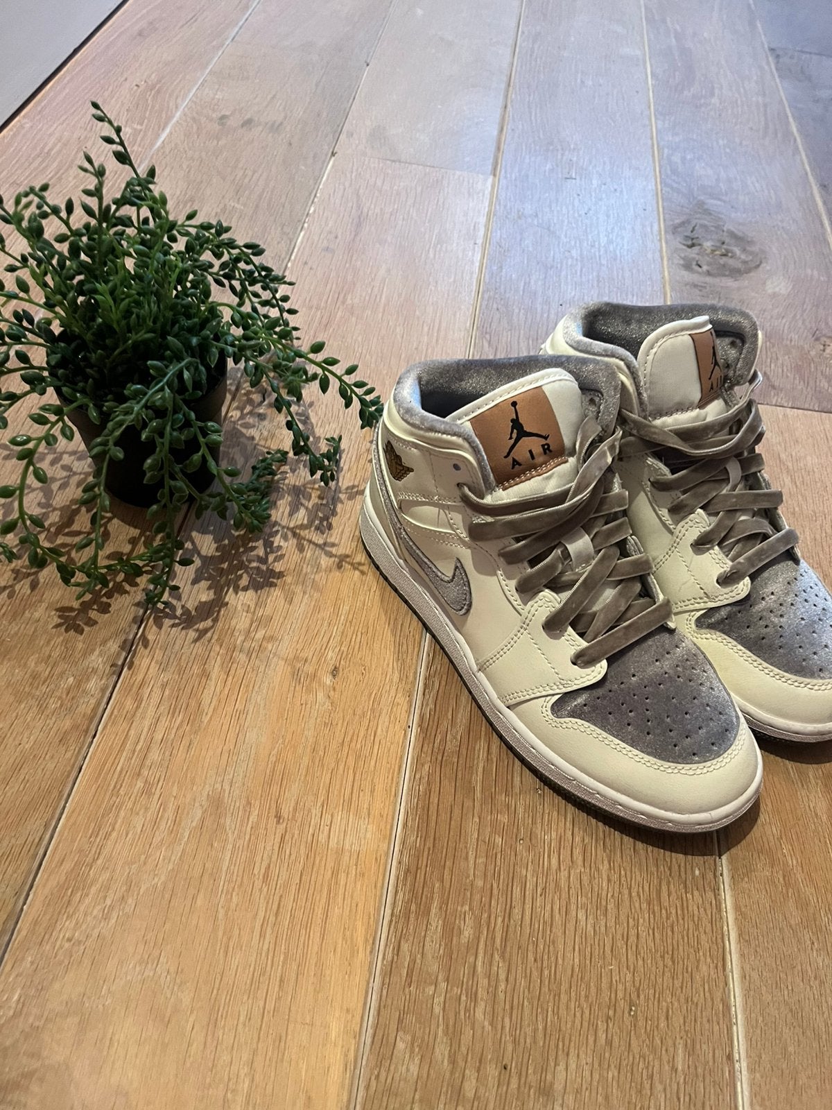Air jodran 1 mid se gs ‘velvet toe’ maat 36, Kinderen en Baby's, Kinderkleding | Schoenen en Sokken, Jongen of Meisje, Schoenen
